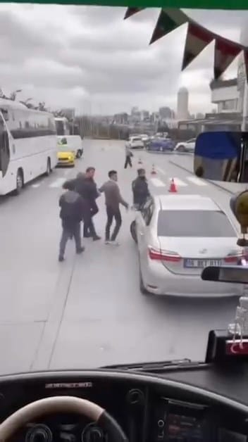 istanbul-basaksehirde-yol-verme-kavgas-580007-171674.jpg