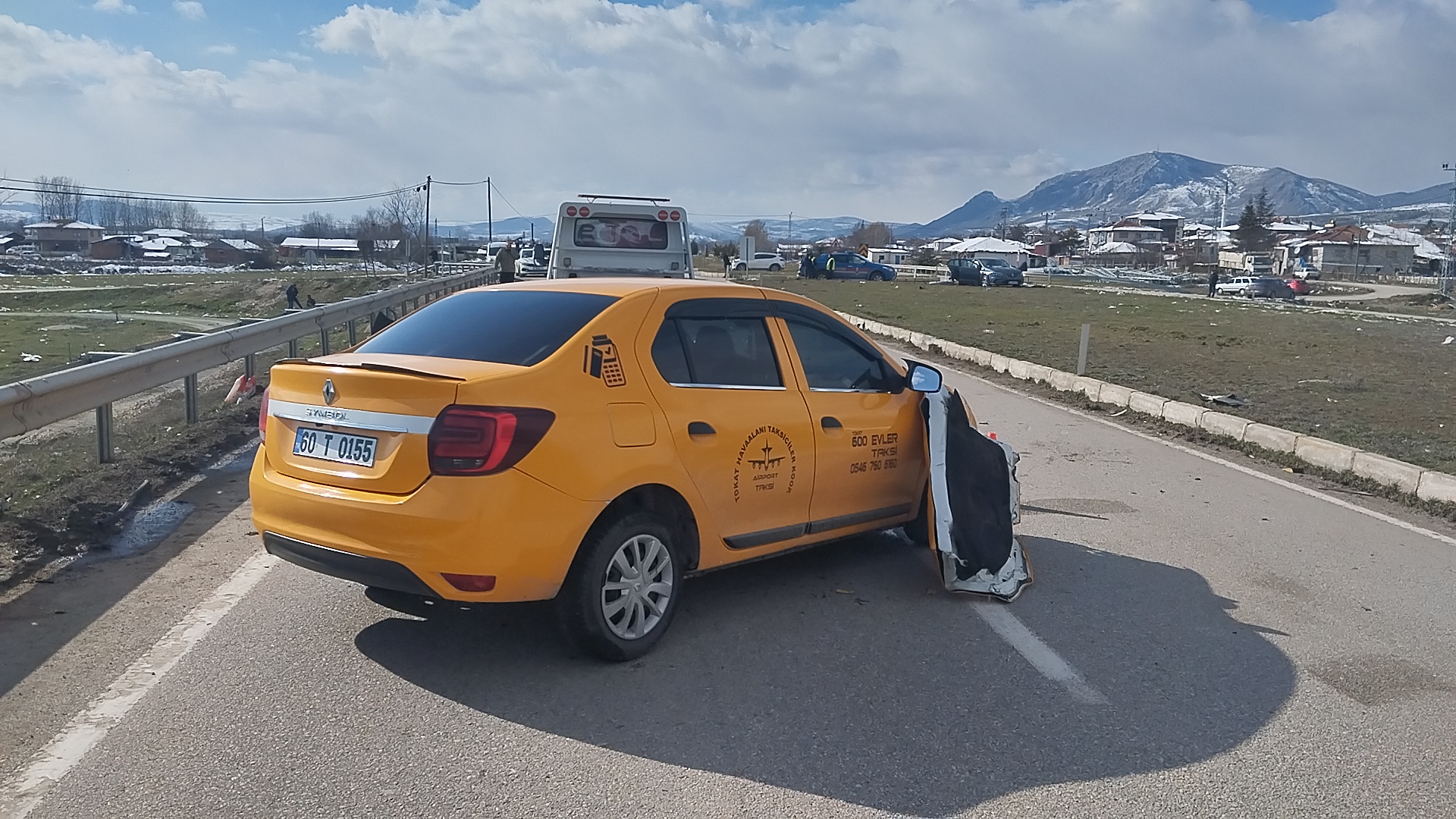 otomobil-ile-taksi-carpisti-5-yarali-580552-171816.jpg