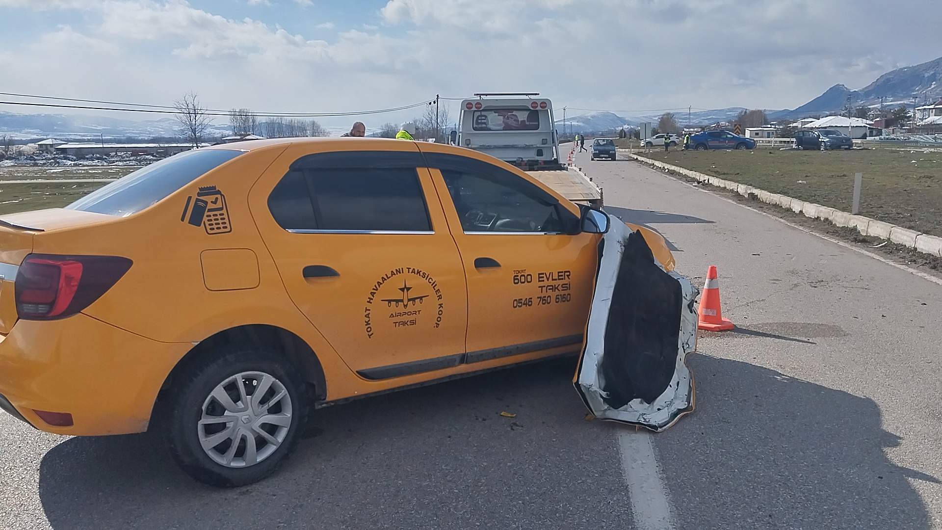 otomobil-ile-taksi-carpisti-5-yarali-580553-171816.jpg
