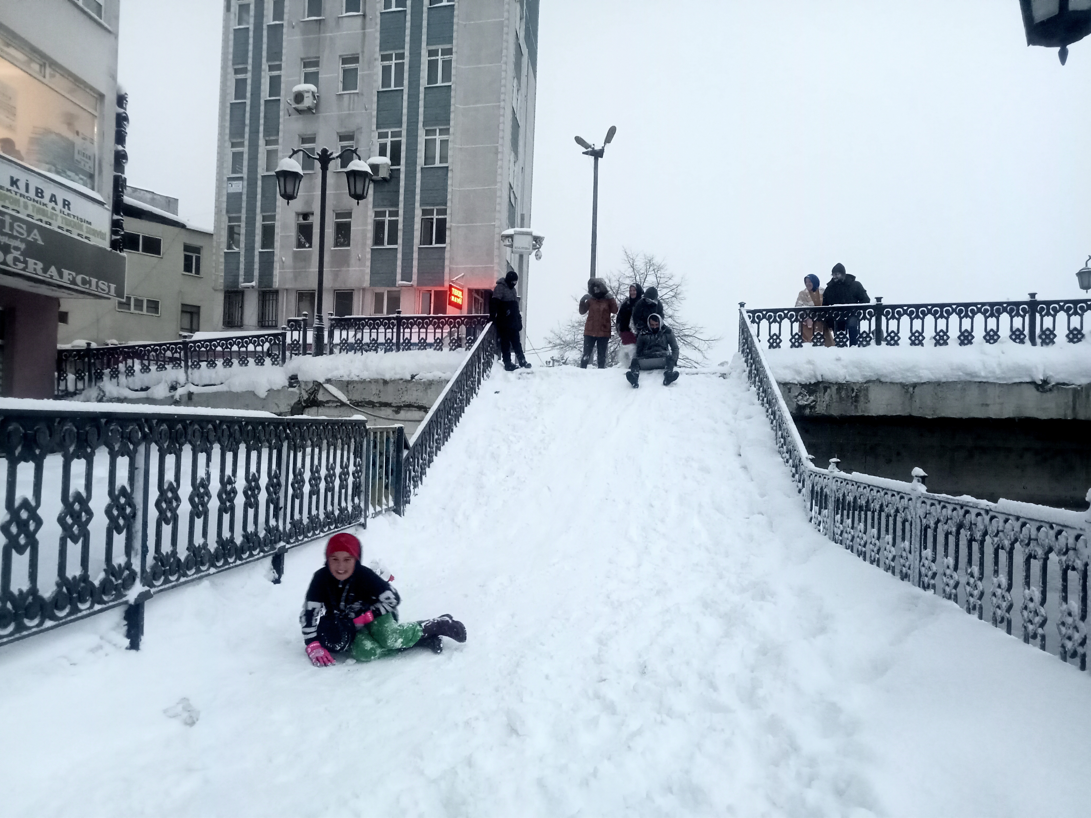 aa-20250224-37153372-37153371-samsunda-vatandaslar-merdivenleri-kayak-pistine-cevirdi.jpg