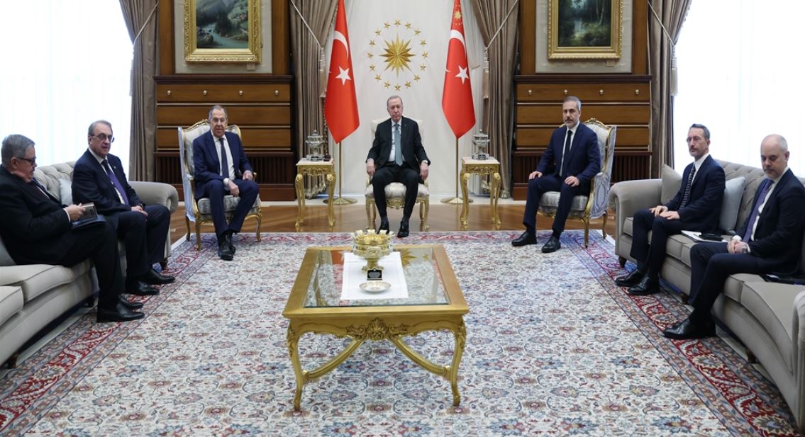 erdogan-lavrovu-kabul-etti-fidan-orada-da-yalniz-birakmadi-4.jpg