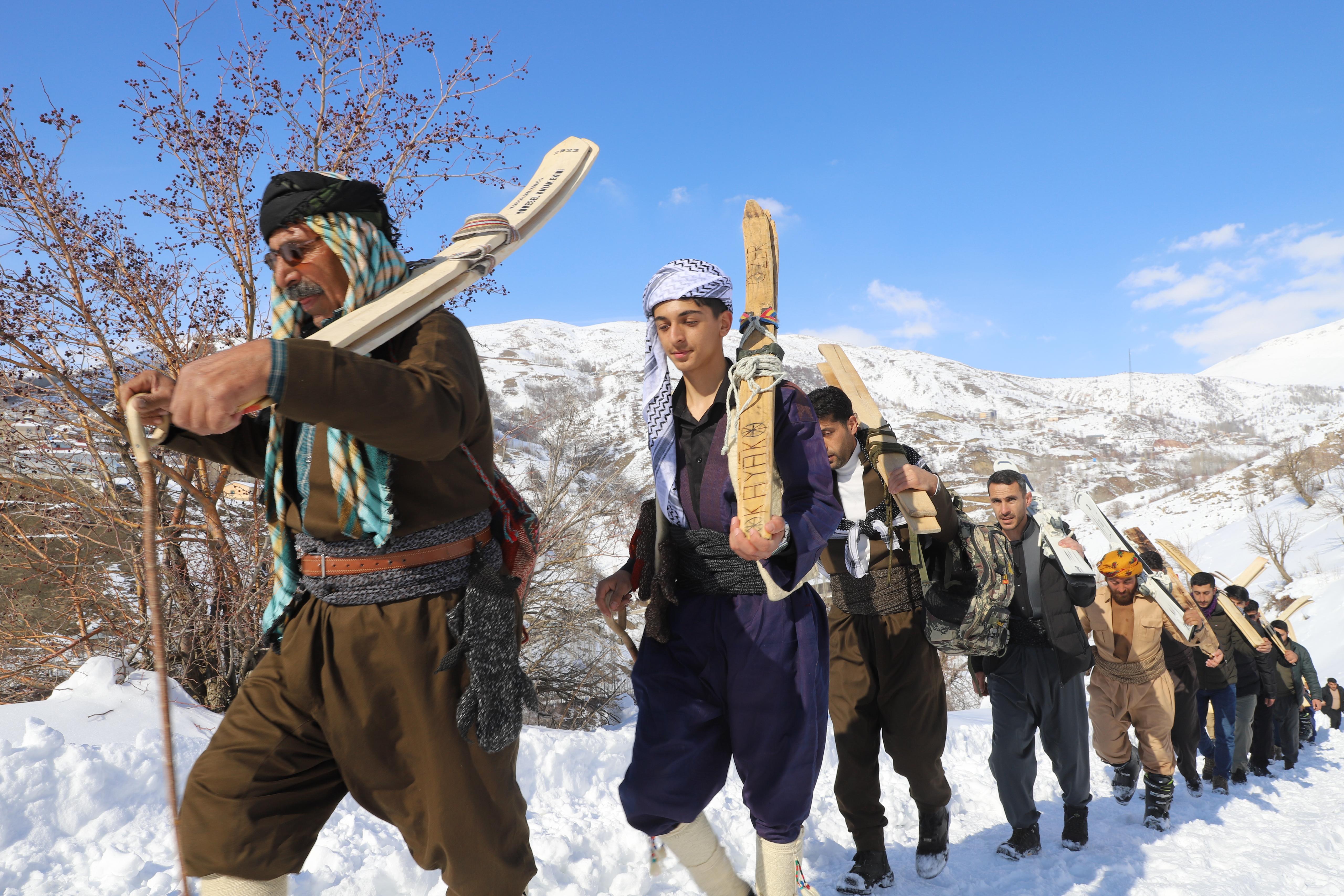 aa-20250301-37204836-37204824-hakkaride-koyluler-tahtadan-yaptiklari-kayak-takimlariyla-kayarak-eglendi-min.jpg