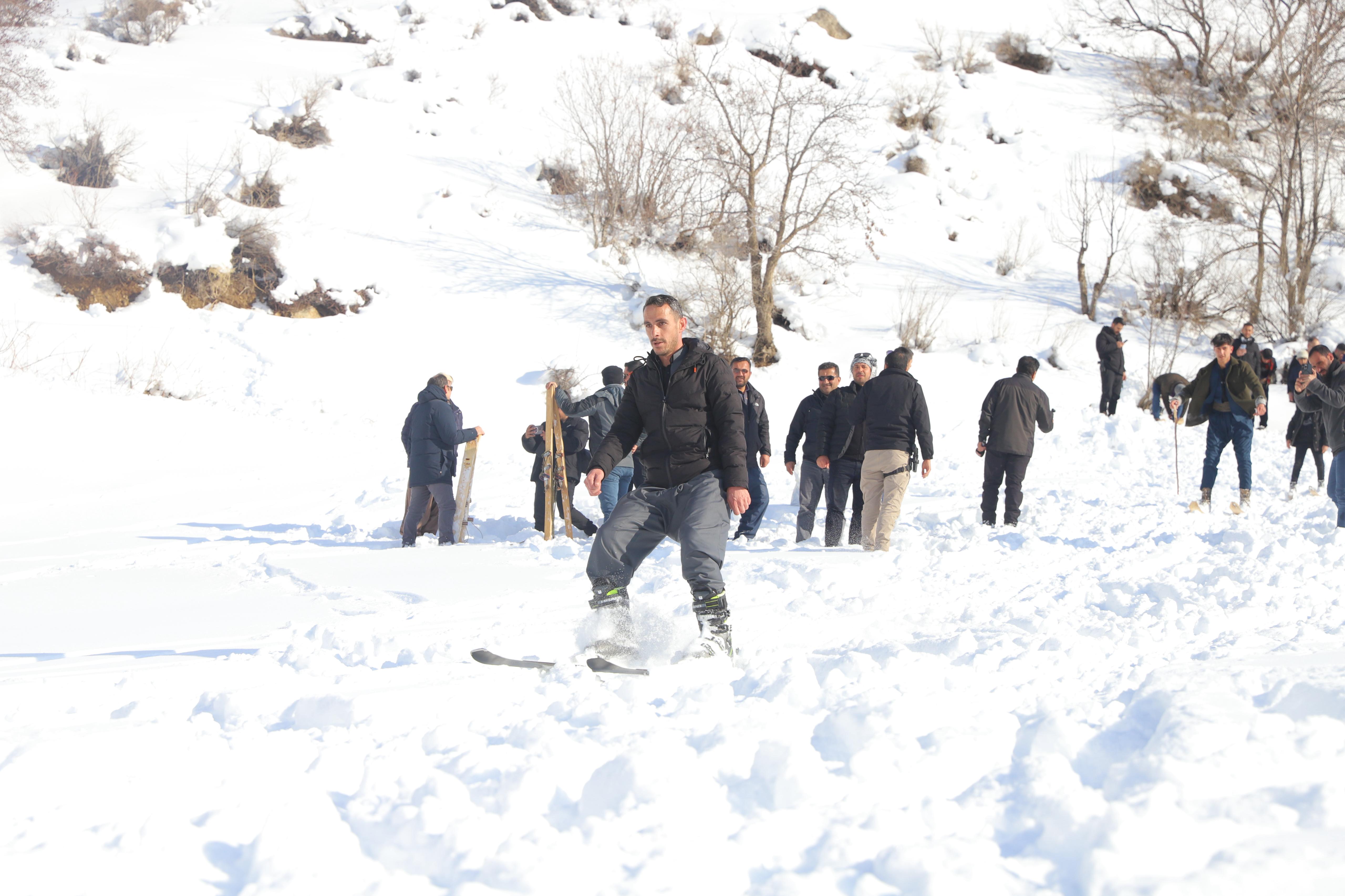 aa-20250301-37204836-37204825-hakkaride-koyluler-tahtadan-yaptiklari-kayak-takimlariyla-kayarak-eglendi-min.jpg