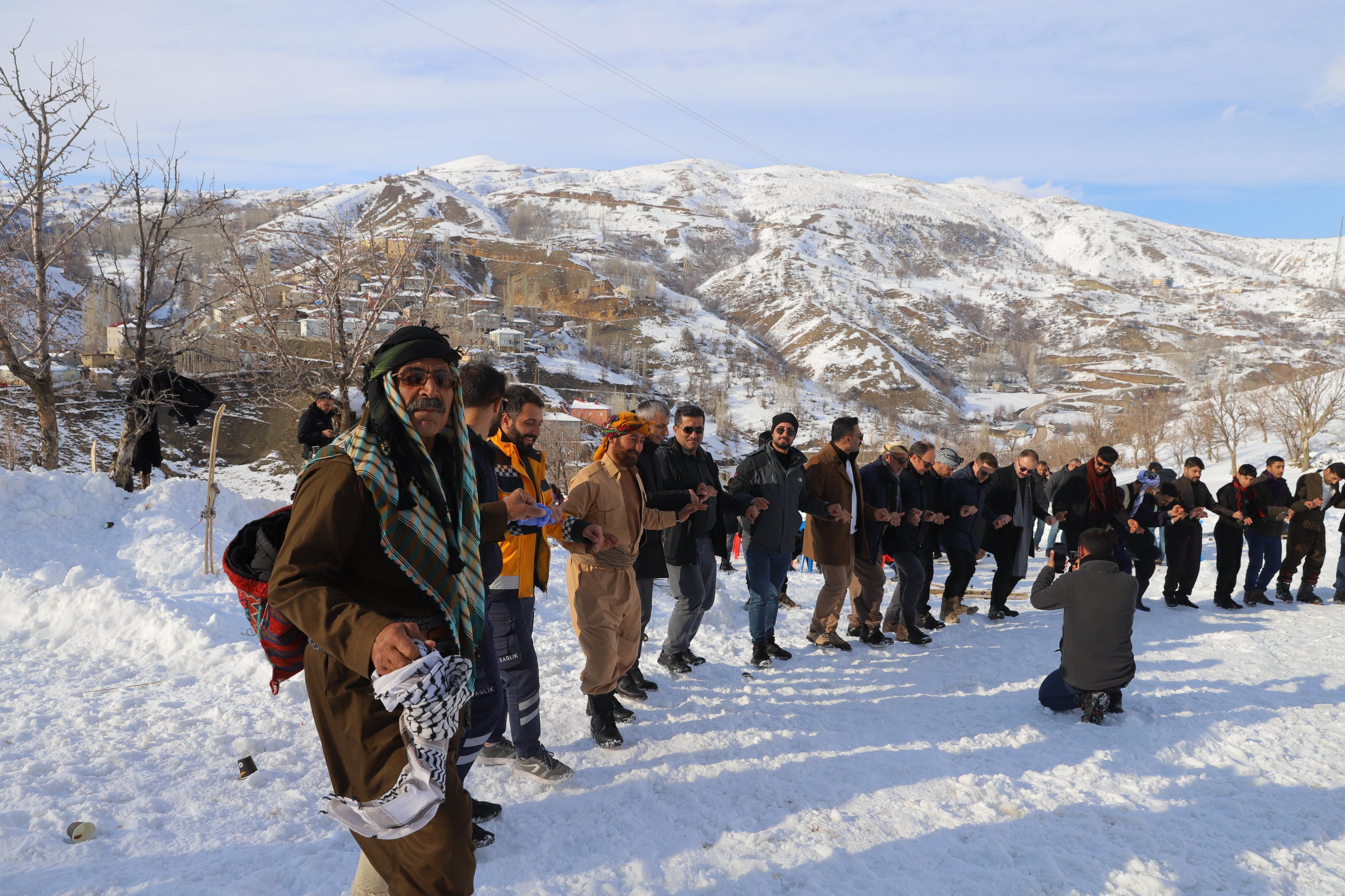 aa-20250301-37204836-37204827-hakkaride-koyluler-tahtadan-yaptiklari-kayak-takimlariyla-kayarak-eglendi-min.jpg