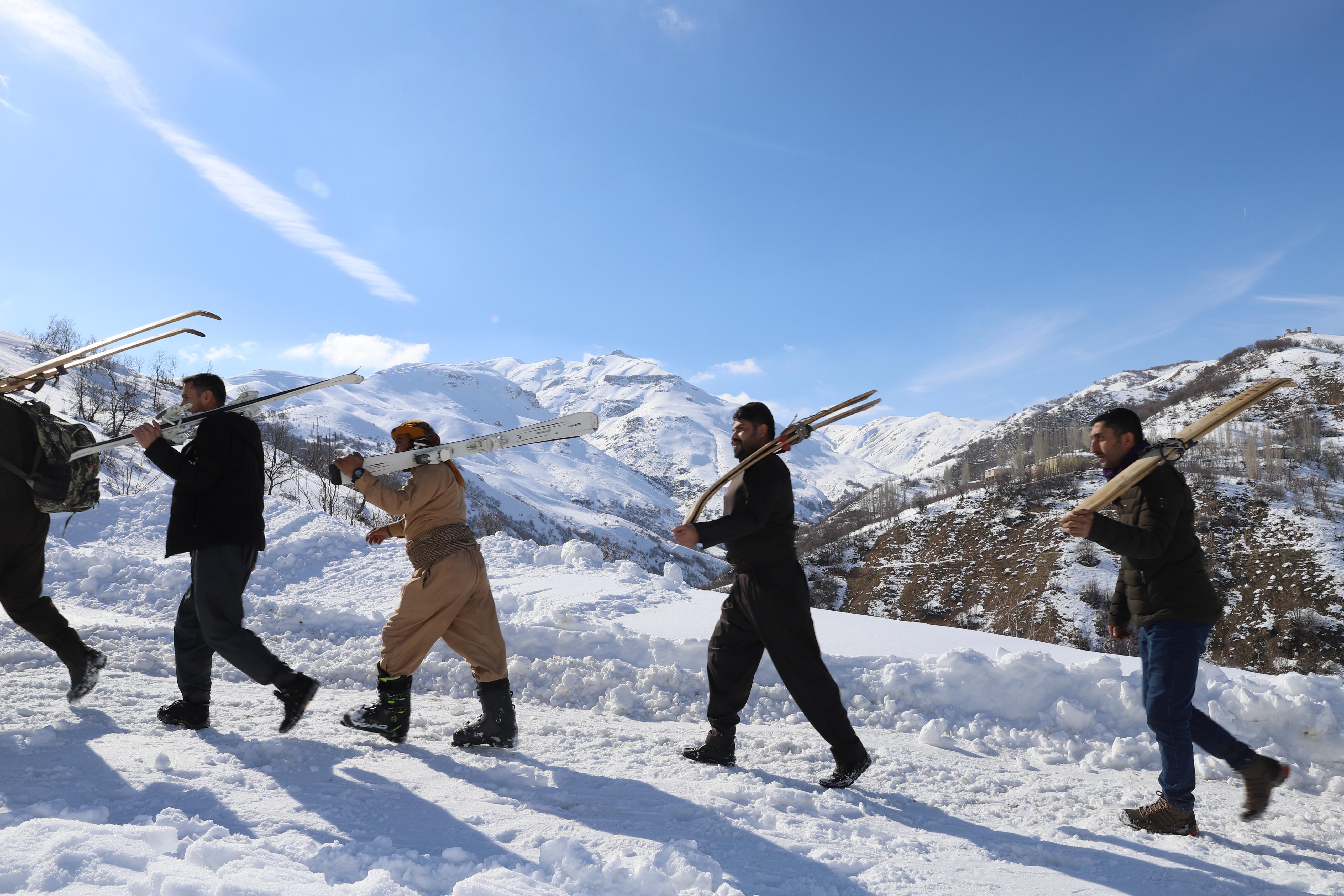 aa-20250301-37204836-37204834-hakkaride-koyluler-tahtadan-yaptiklari-kayak-takimlariyla-kayarak-eglendi-min.jpg