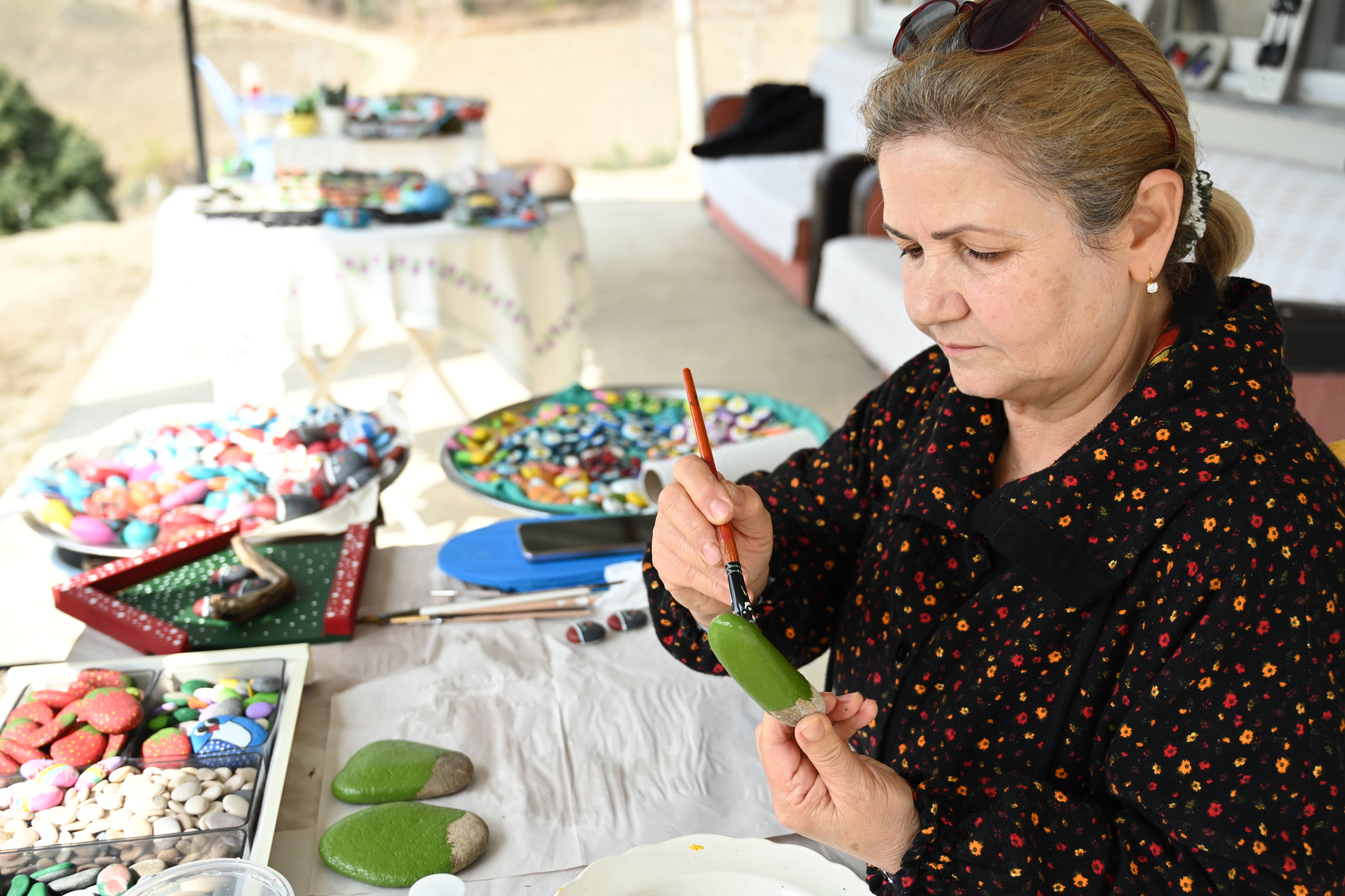 aa-20250301-37207027-37207007-hobi-olarak-basladigi-tas-boyama-kursuyla-evini-atolyeye-cevirdi-min.jpg