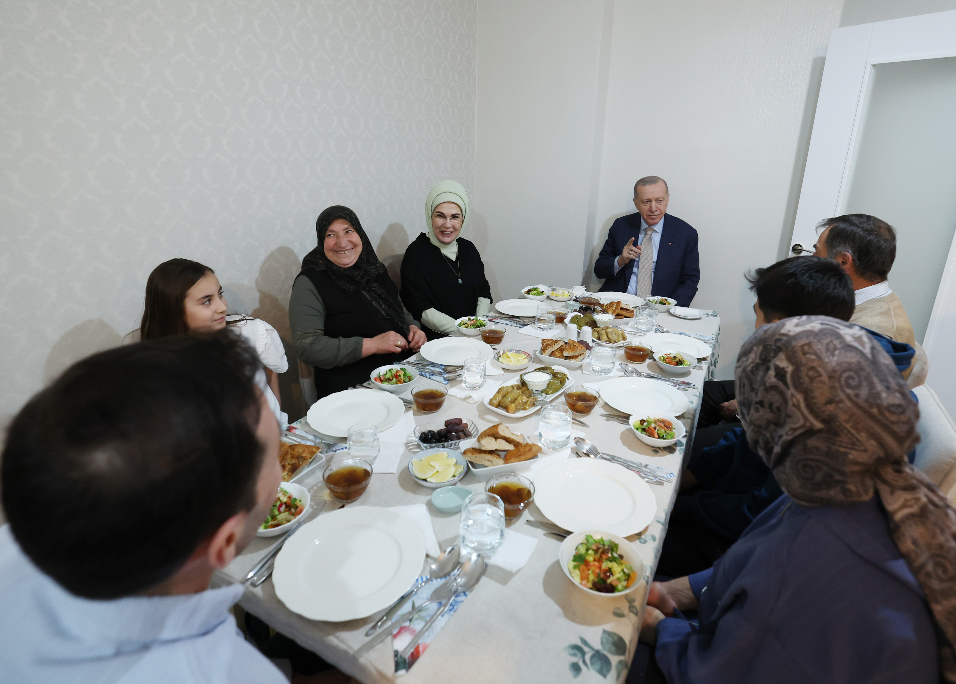 aa-20250304-37236636-37236633-cumhurbaskani-erdogan-bir-vatandasin-evinde-iftar-yapti.jpg