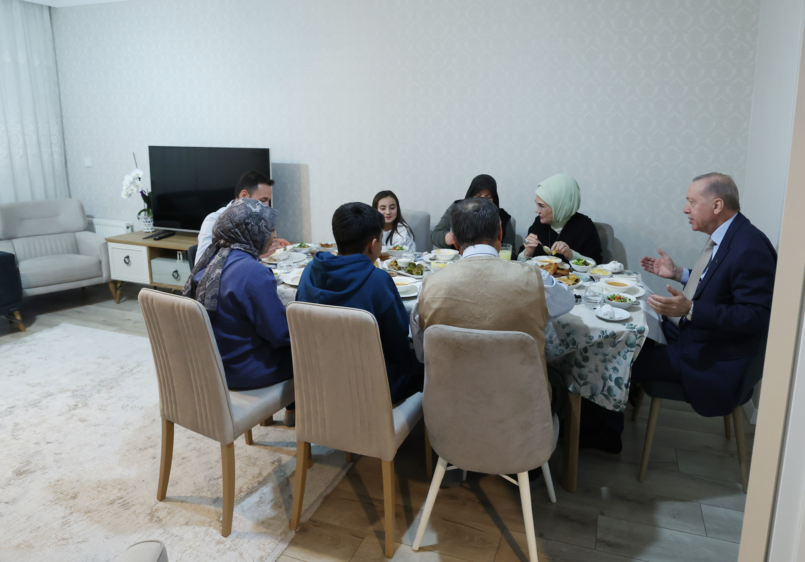 aa-20250304-37236636-37236635-cumhurbaskani-erdogan-bir-vatandasin-evinde-iftar-yapti.jpg