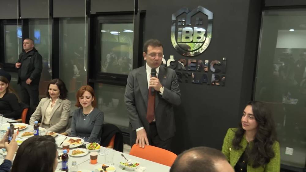 İmamoğlu iftarda öğrencilerle buluştu