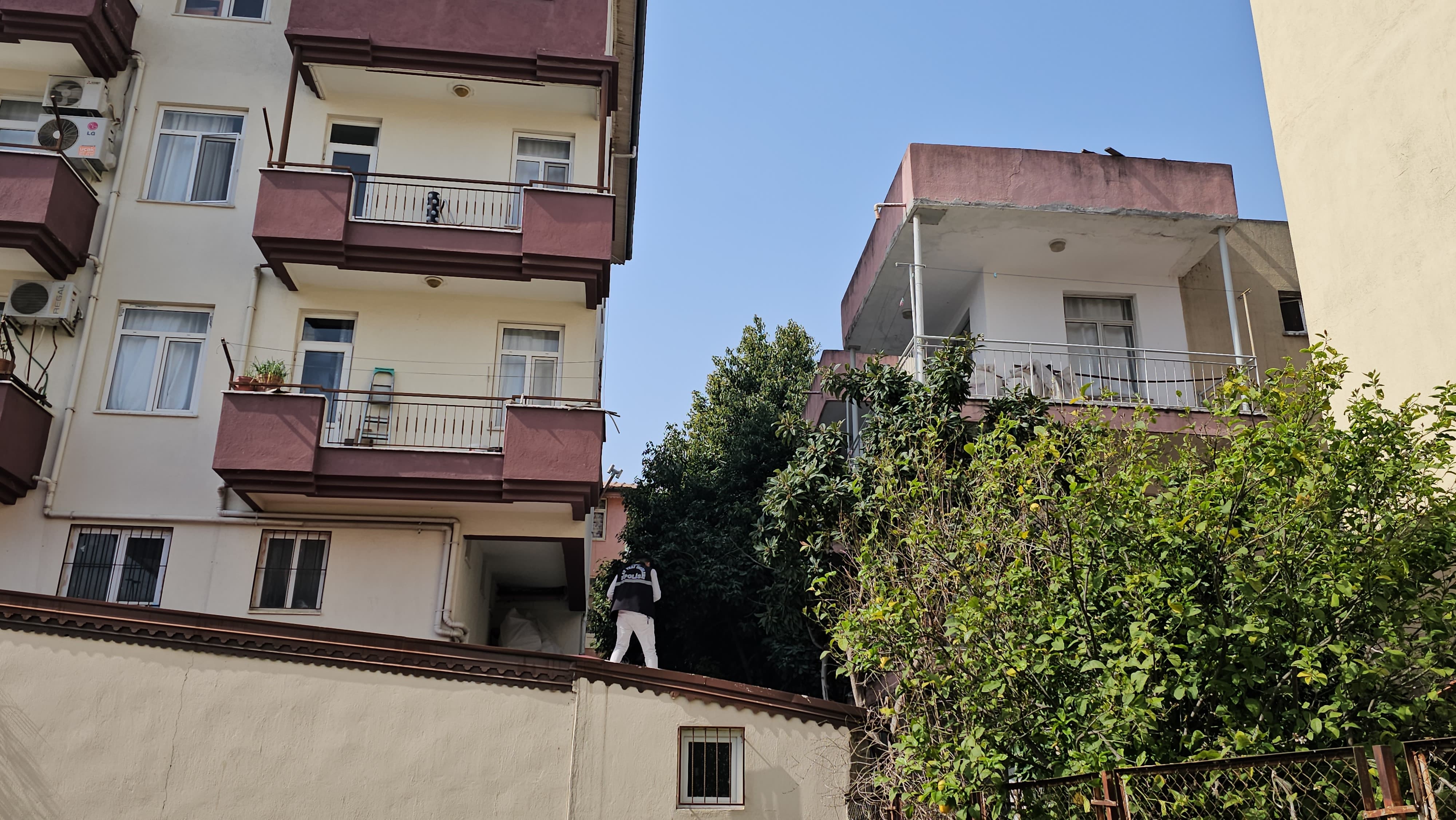 aa-20250305-37245479-37245478-antalyada-apartmanin-ucuncu-katindan-dusen-kisi-hayatini-kaybetti.jpg