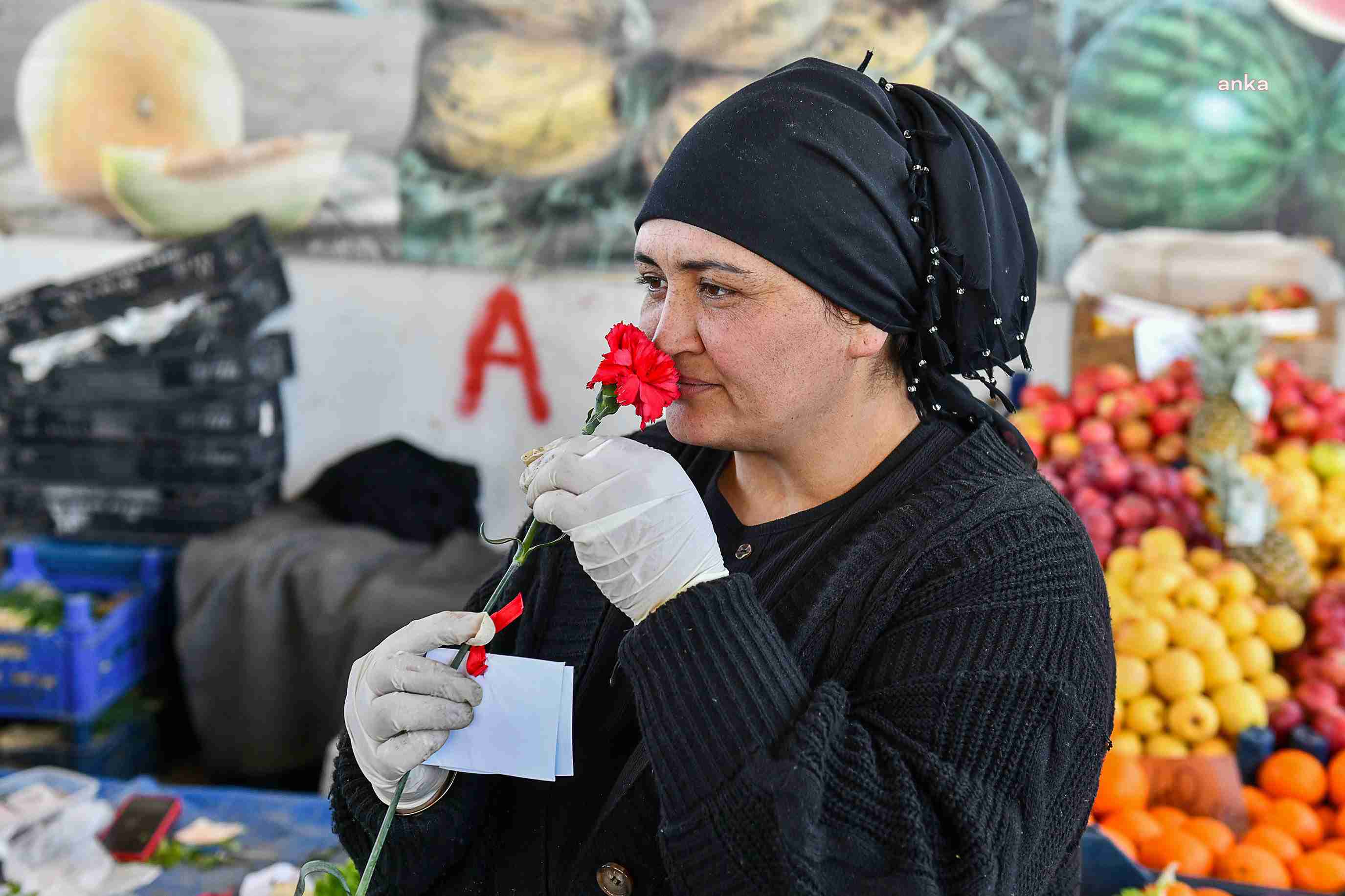 Kadınlara hediye edilen karanfil ve hijyen kitleri