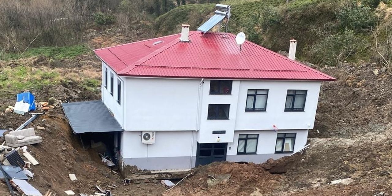 aa-20250310-37295446-37295443-artvindeki-heyelandan-etkilenen-2-katli-ev-suruklendi.jpg