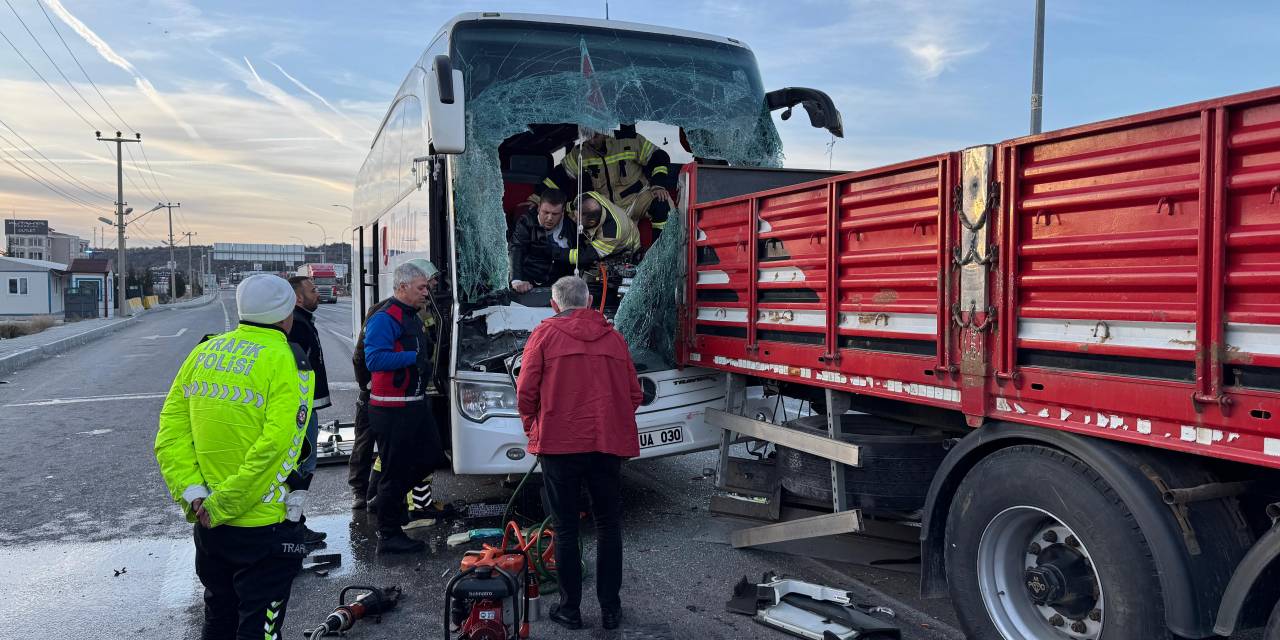 aa-20250312-37309317-37309316-kutahyada-yolcu-otobusunun-tira-carptigi-kazada-14-kisi-yaralandi.jpg