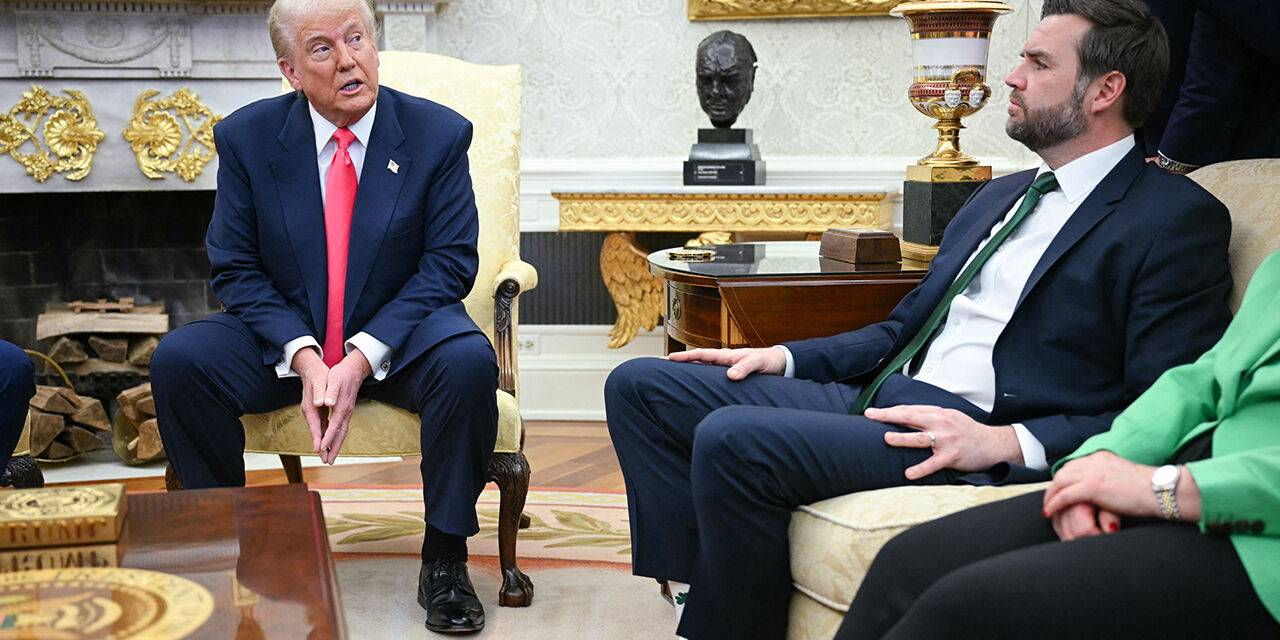 oval-ofiste-corap-krizi-trump-gozlerini-alamadi.jpg