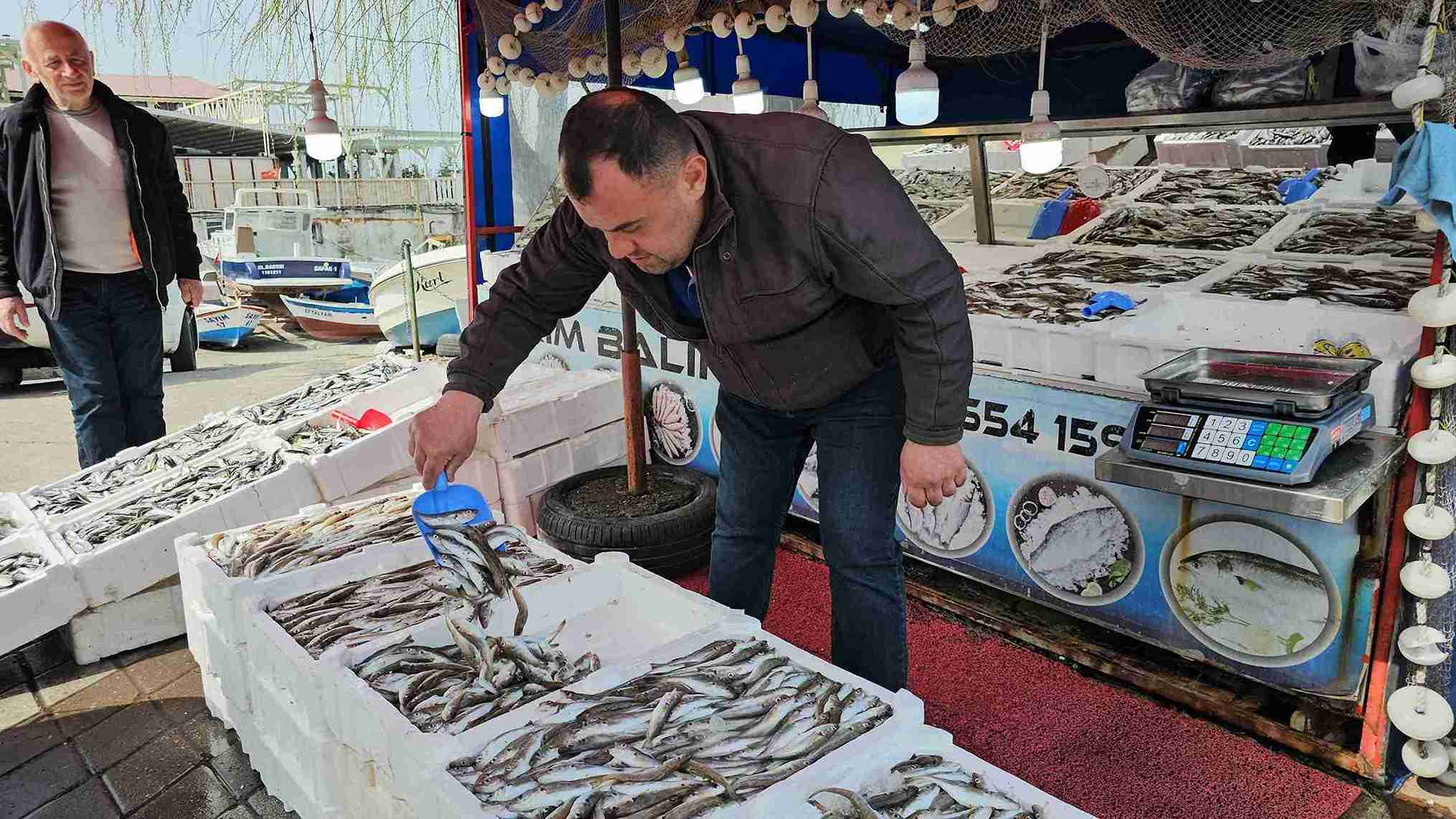 aa-20250317-37365251-37365248-zonguldakli-balikci-avladigi-10-ton-baligin-satisindan-elde-edecegi-geliri-ihtiyac-sahiplerine-bagislayacak-11zon.jpg