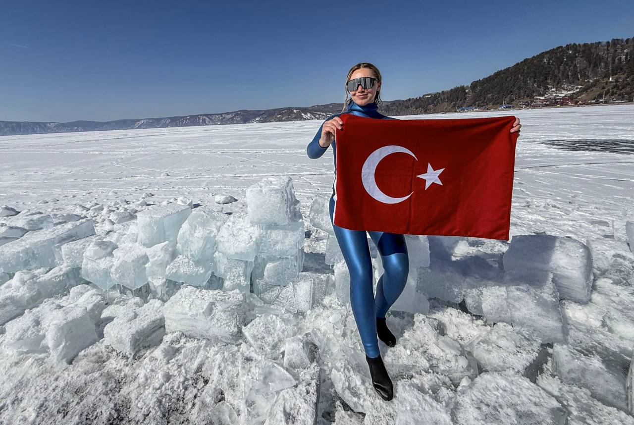 aa-20250318-37375322-37375317-sahika-ercumen-iklim-krizi-icin-baykal-golune-buz-alti-dalis-yapti.jpg