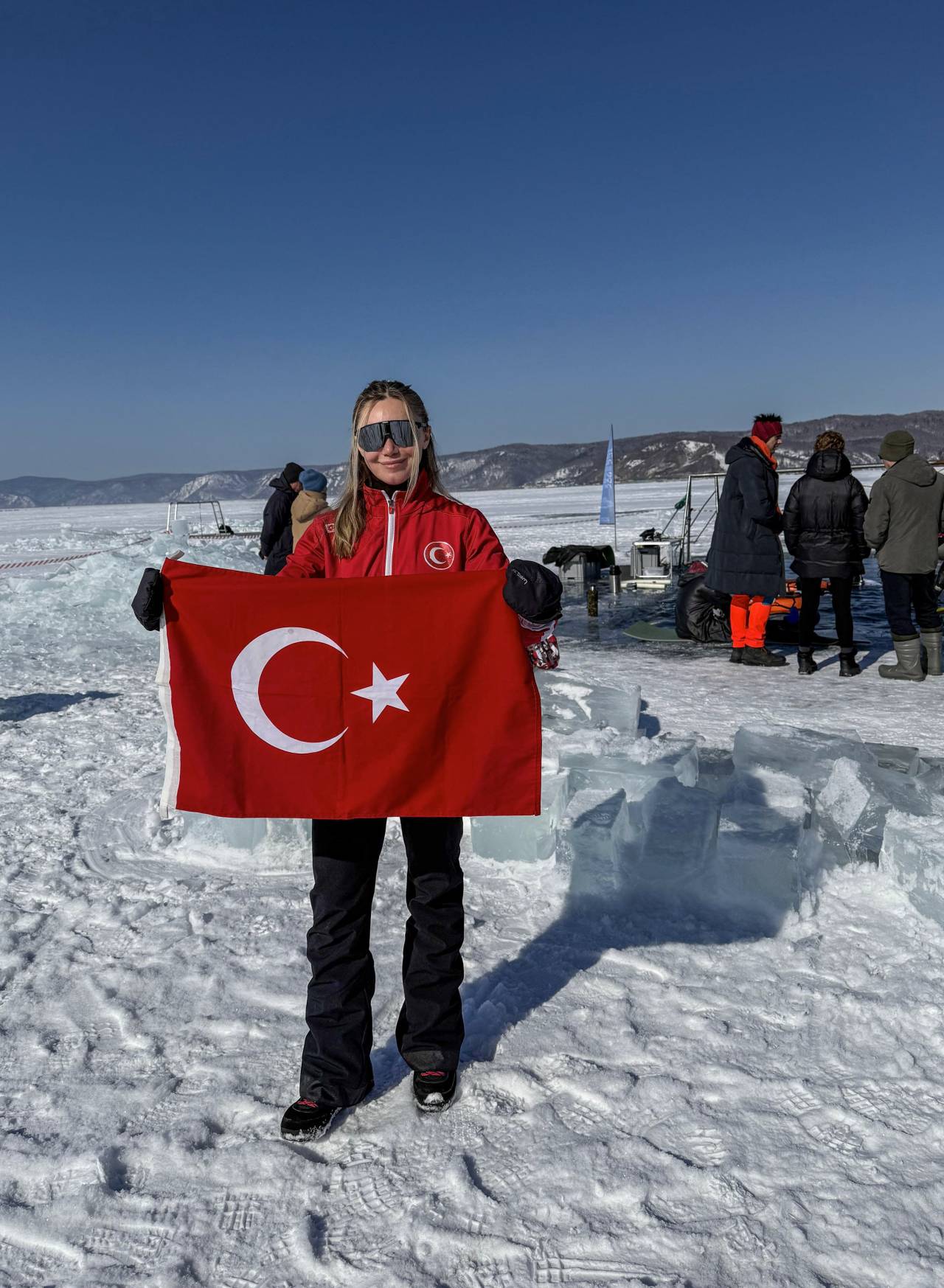 aa-20250318-37375322-37375318-sahika-ercumen-iklim-krizi-icin-baykal-golune-buz-alti-dalis-yapti.jpg