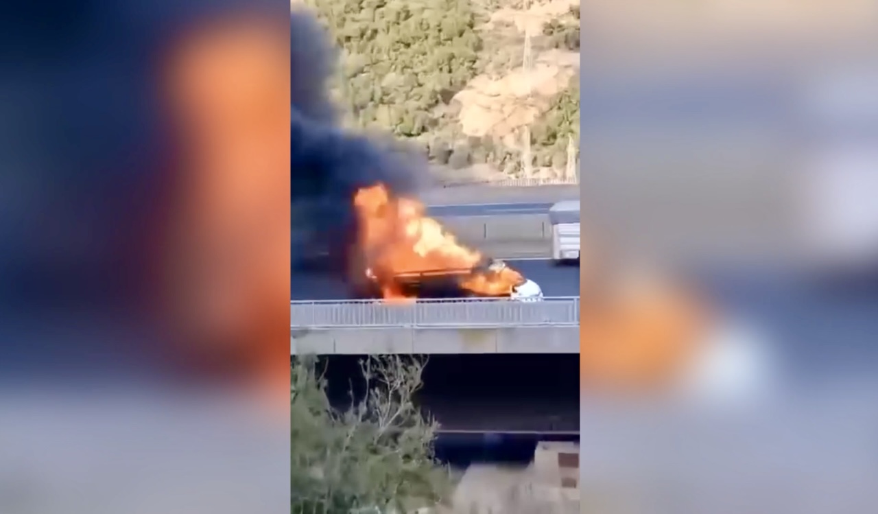 seyir-halindeki-kamyonet-alev-alev-yandi-617677-182779.jpg