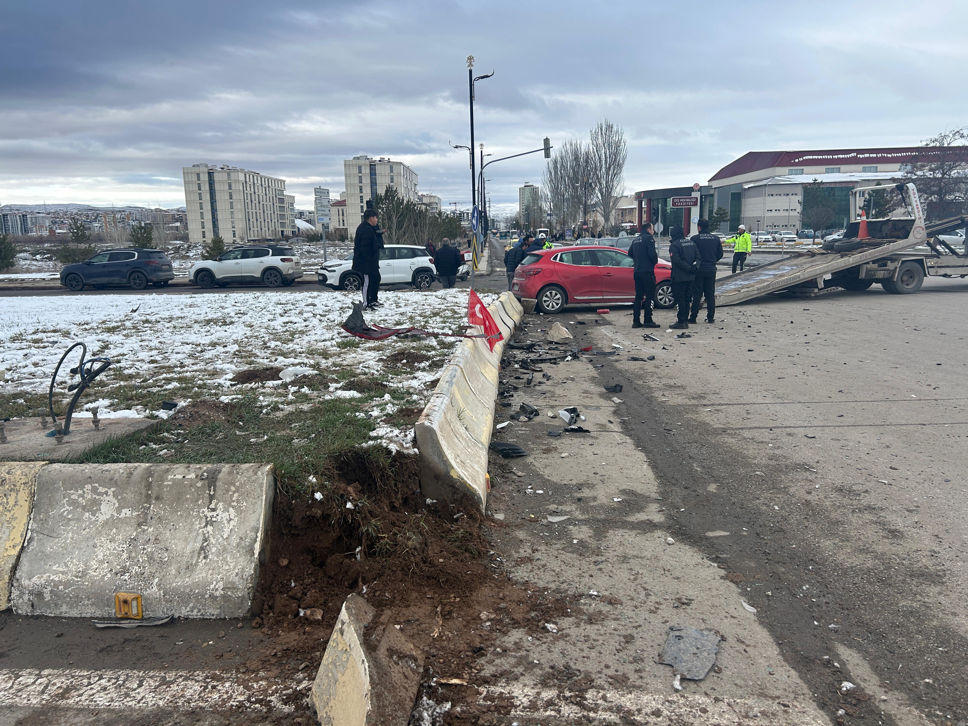 Sivas'ta iki aracın çarpıştığı kazada üniversite öğrencisi ağır yaralandı.