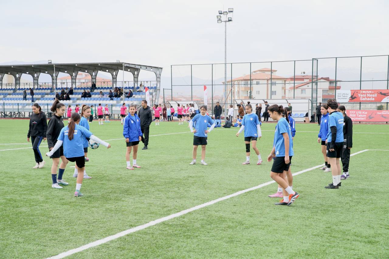 aa-20250325-37439661-37439657-malatyada-15-yas-alti-kiz-milli-futbol-takimi-secmeleri-yapildi.jpg