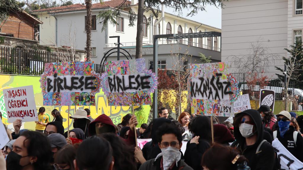 istanbul-universitesi-ogrencileri-okulda-eylemde-aksam-sisli-de-bulusacaklar-5.jpeg