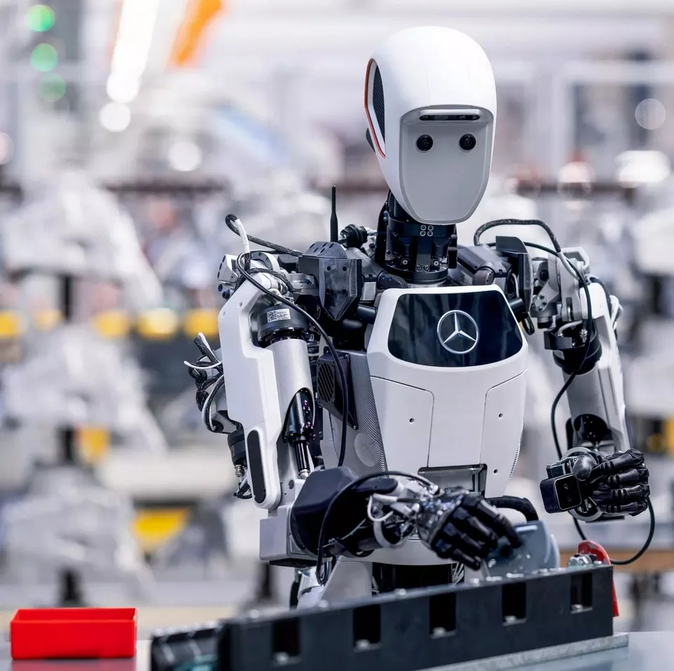 mercedes-benz-robot-02.webp