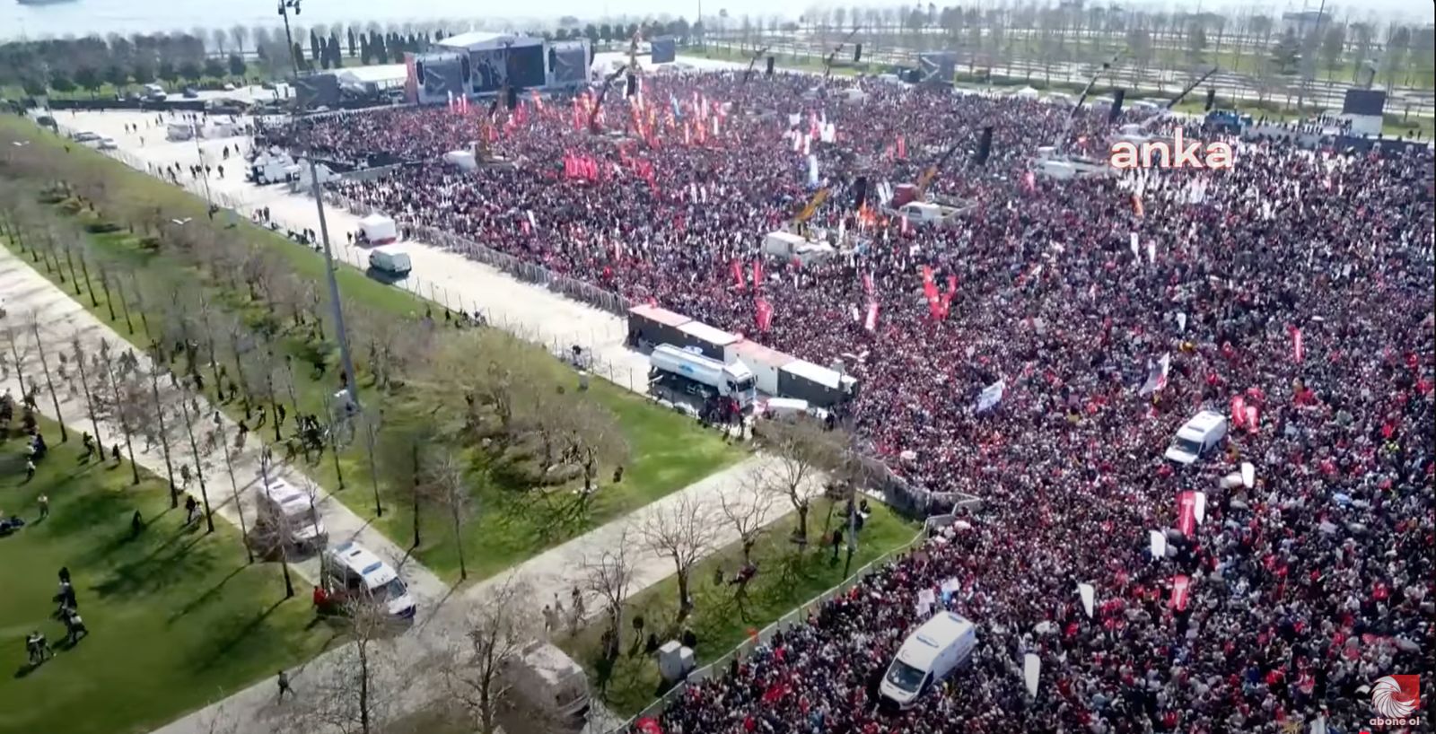 bariyerleri-kirip-miting-alanina-girdiler-alanin-disinda-binlercesi-kaldi-3.jpg