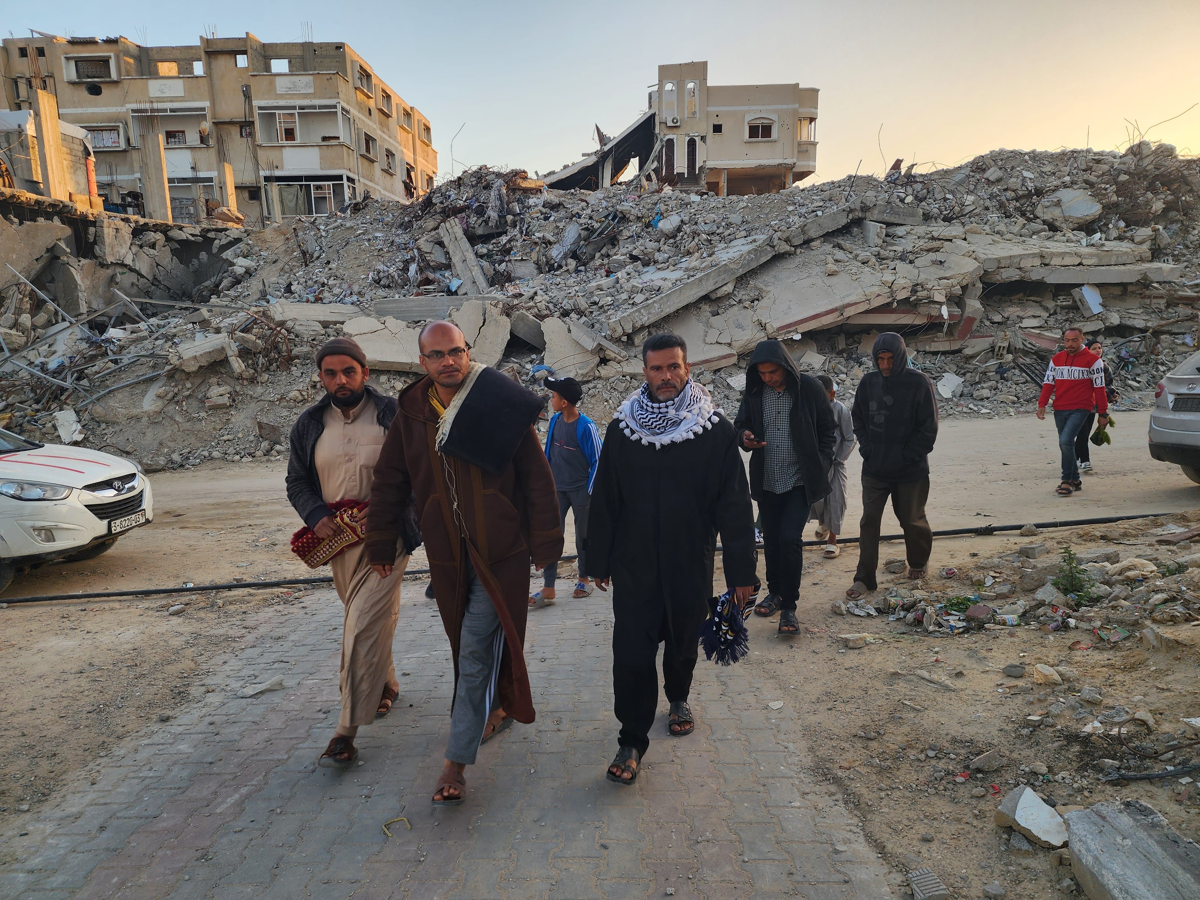 aa-20250330-37487161-37487129-israilin-saldirilari-altindaki-gazze-seridinde-ramazan-bayrami-namazi-kilindi-min.jpg