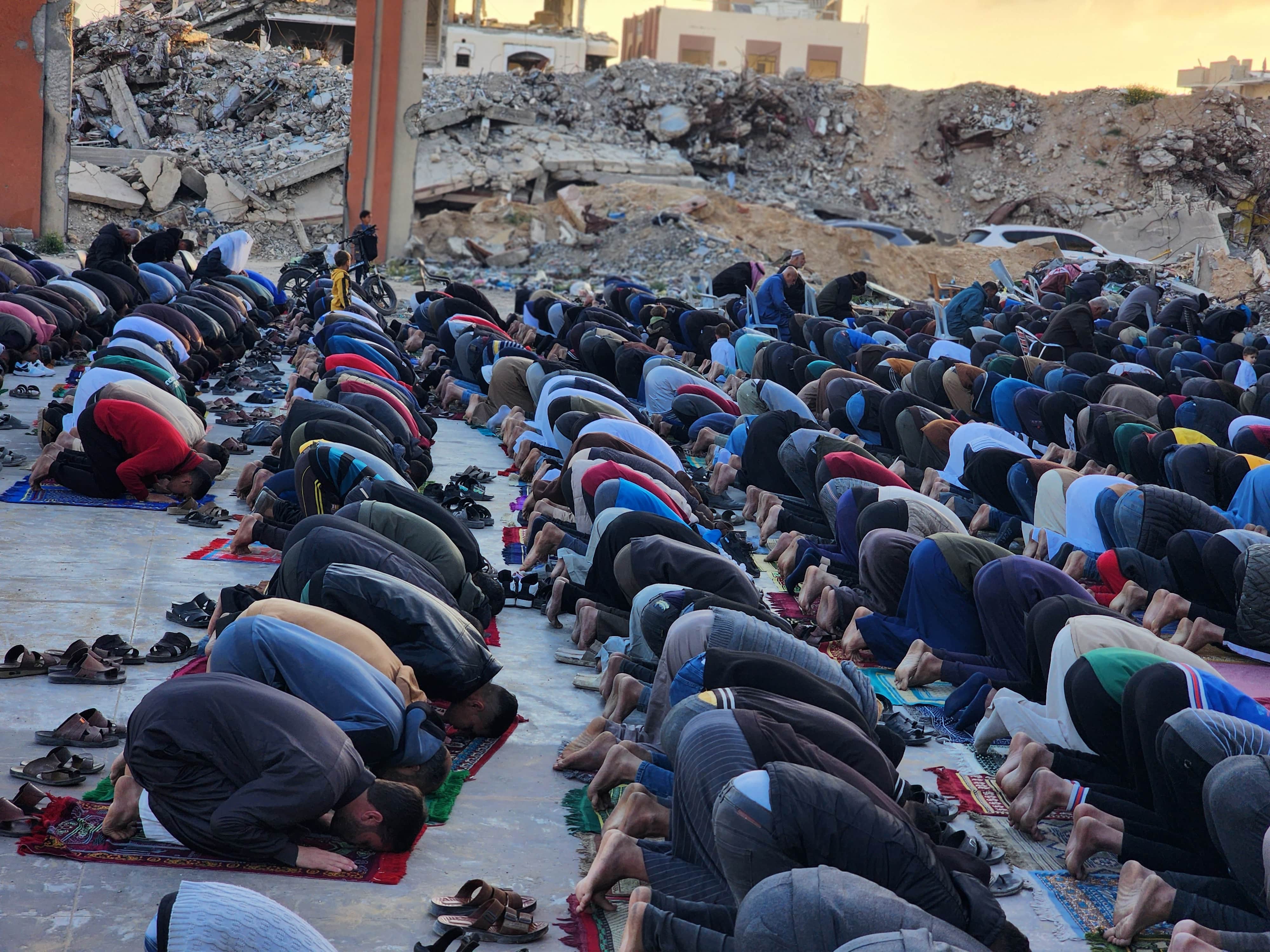aa-20250330-37487161-37487137-israilin-saldirilari-altindaki-gazze-seridinde-ramazan-bayrami-namazi-kilindi-min.jpg