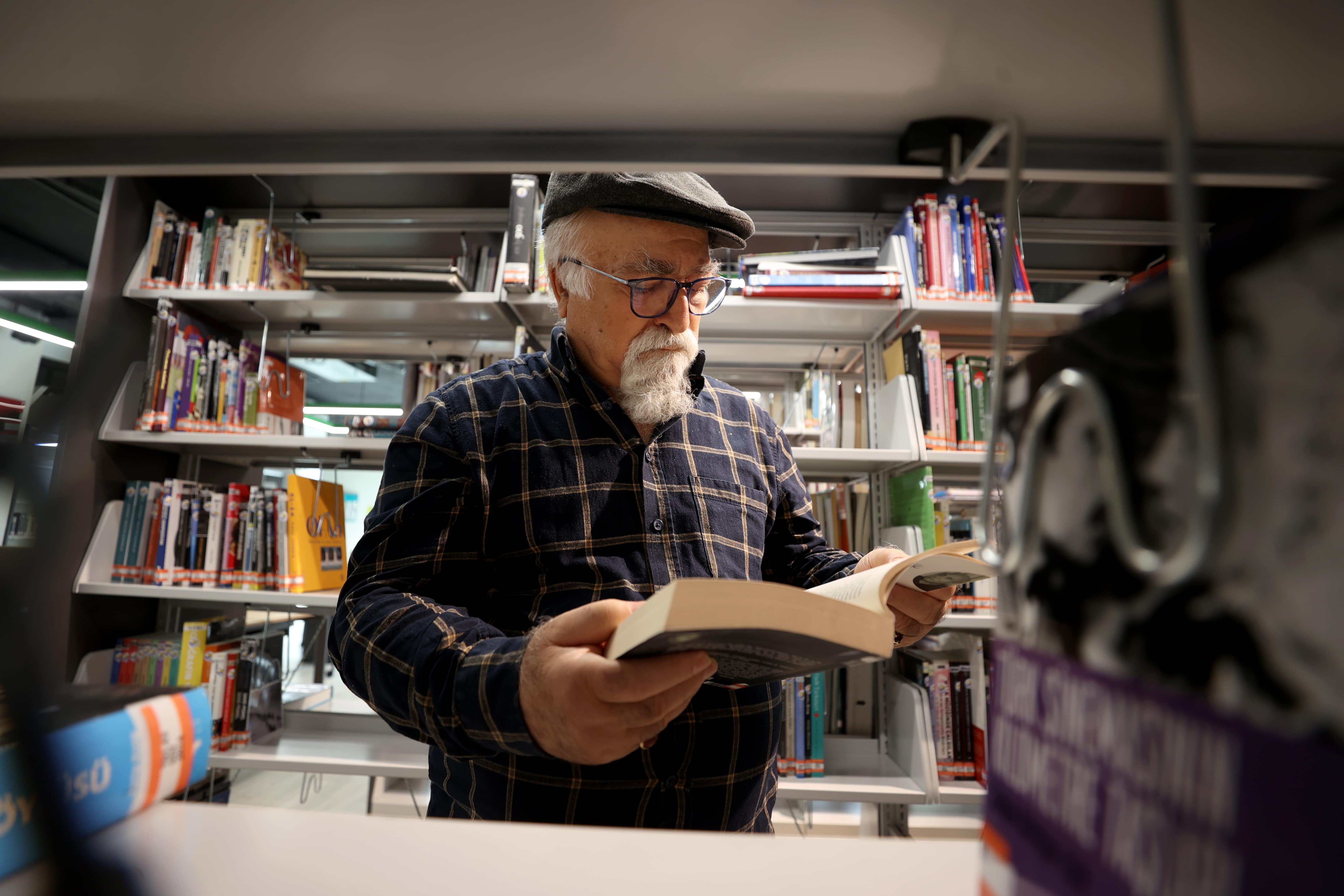 aa-20250331-37498839-37498834-ikinci-evim-dedigi-kutuphanede-62-yildir-kitap-okuyor-min.jpg