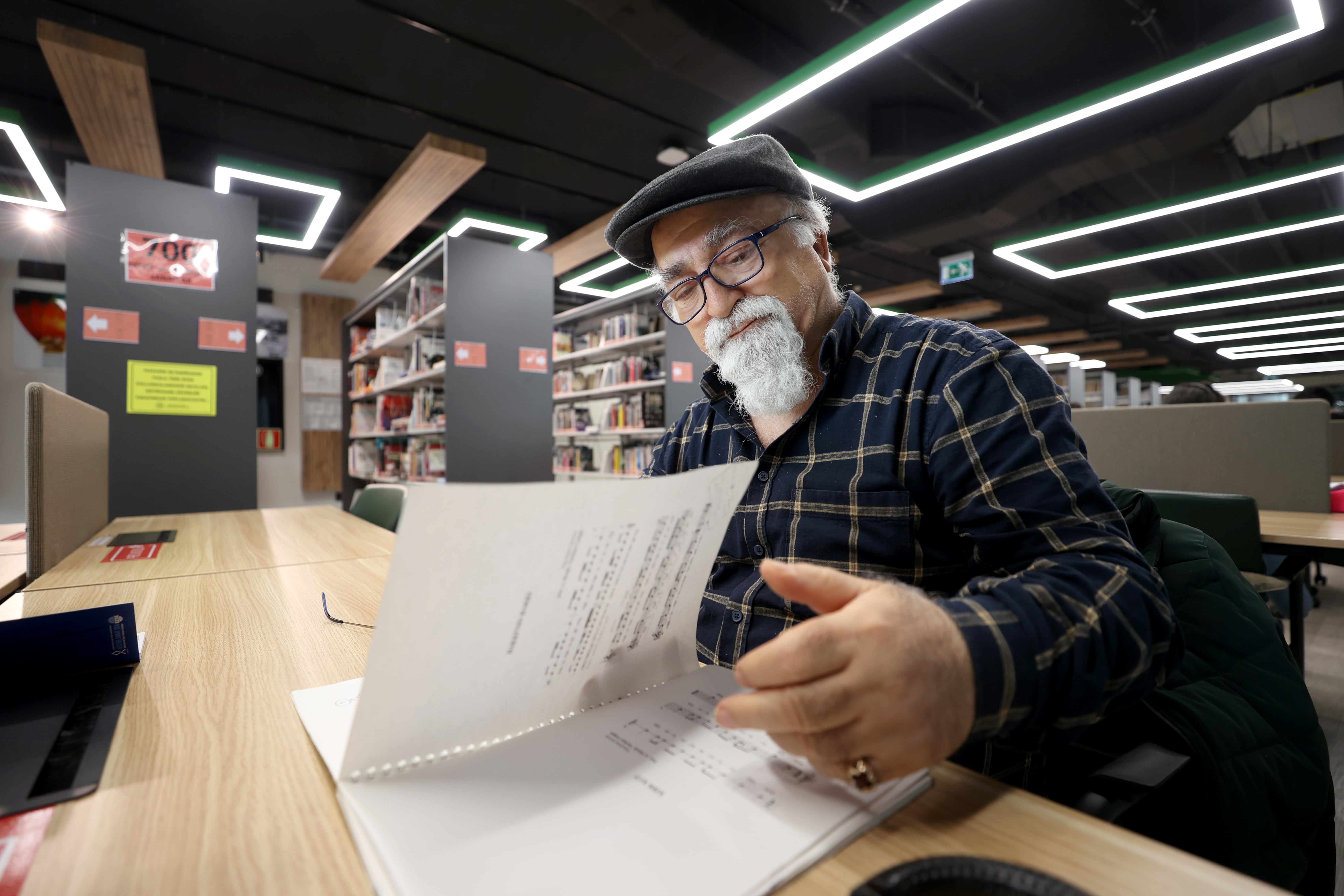 aa-20250331-37498839-37498837-ikinci-evim-dedigi-kutuphanede-62-yildir-kitap-okuyor-min.jpg