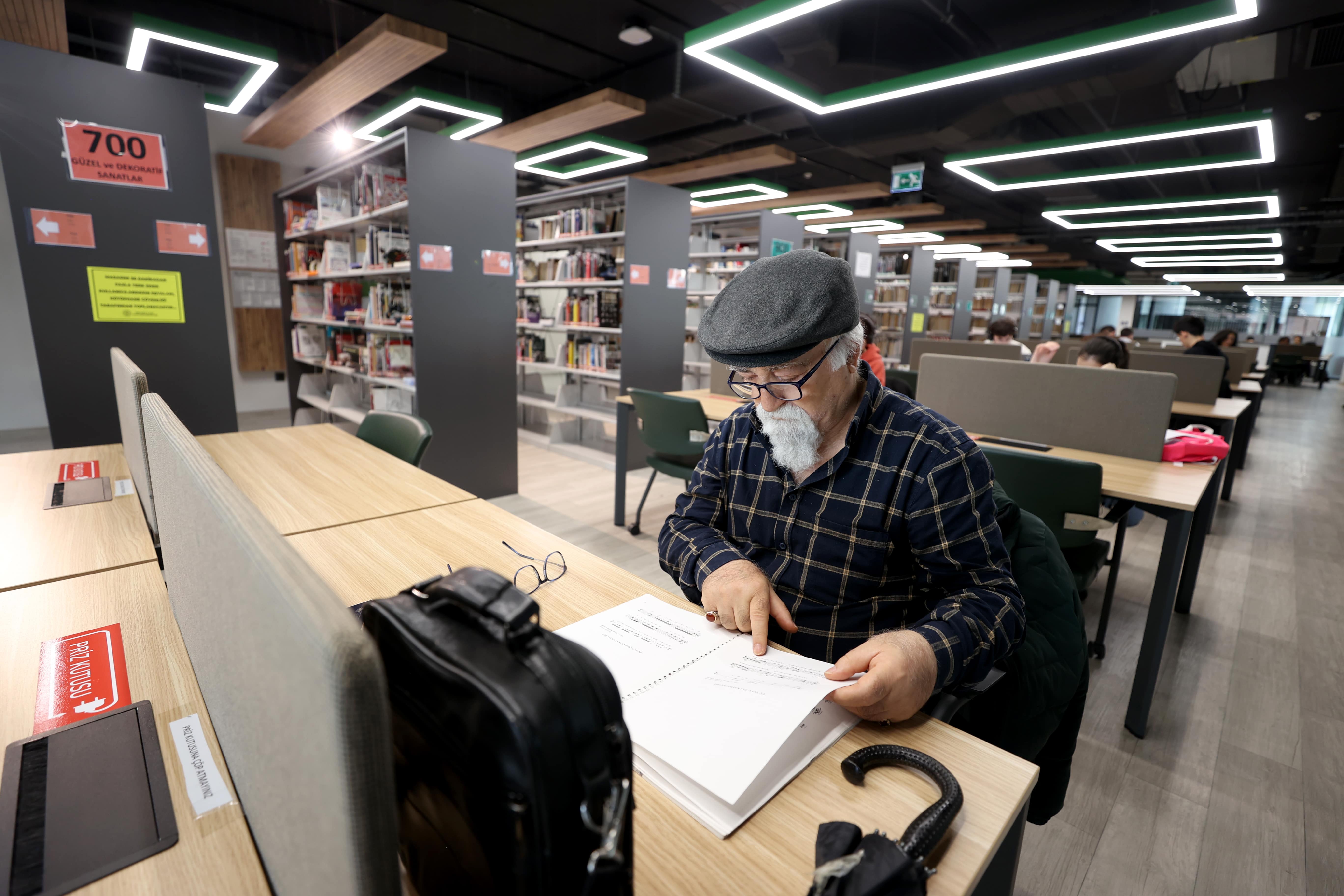 aa-20250331-37498839-37498838-ikinci-evim-dedigi-kutuphanede-62-yildir-kitap-okuyor-min.jpg