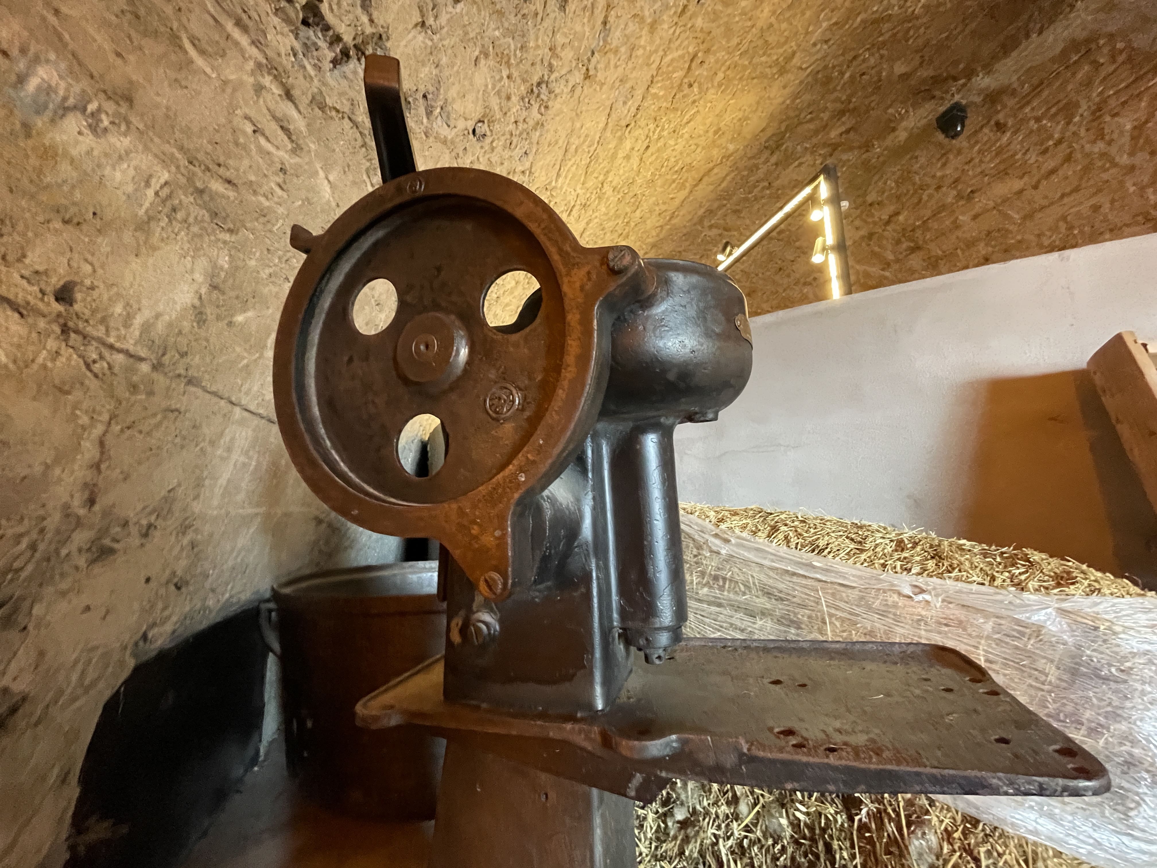 aa-20250331-37499798-37499794-peynir-muzesinin-asirlik-sut-cekme-makinesi-gecmise-yolculuk-yaptiriyor-min.jpg