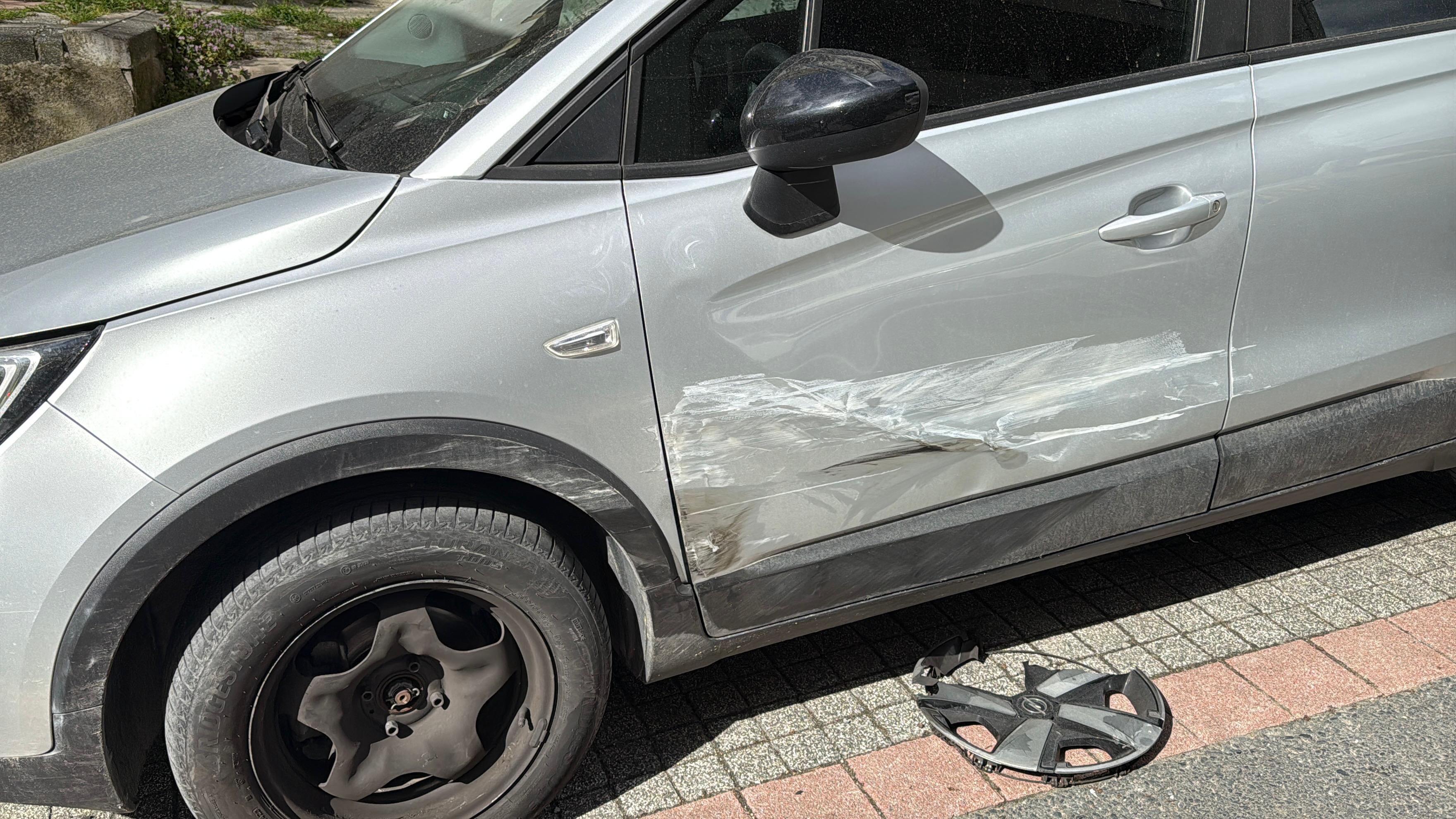 istanbul-kagithanede-otomobilin-carpti-638140-189014.jpg