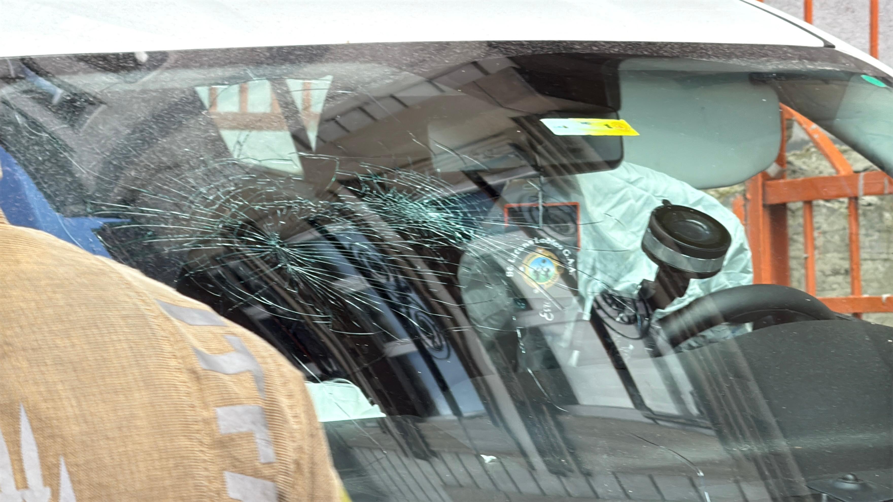 istanbul-kagithanede-otomobilin-carpti-638142-189014.jpg