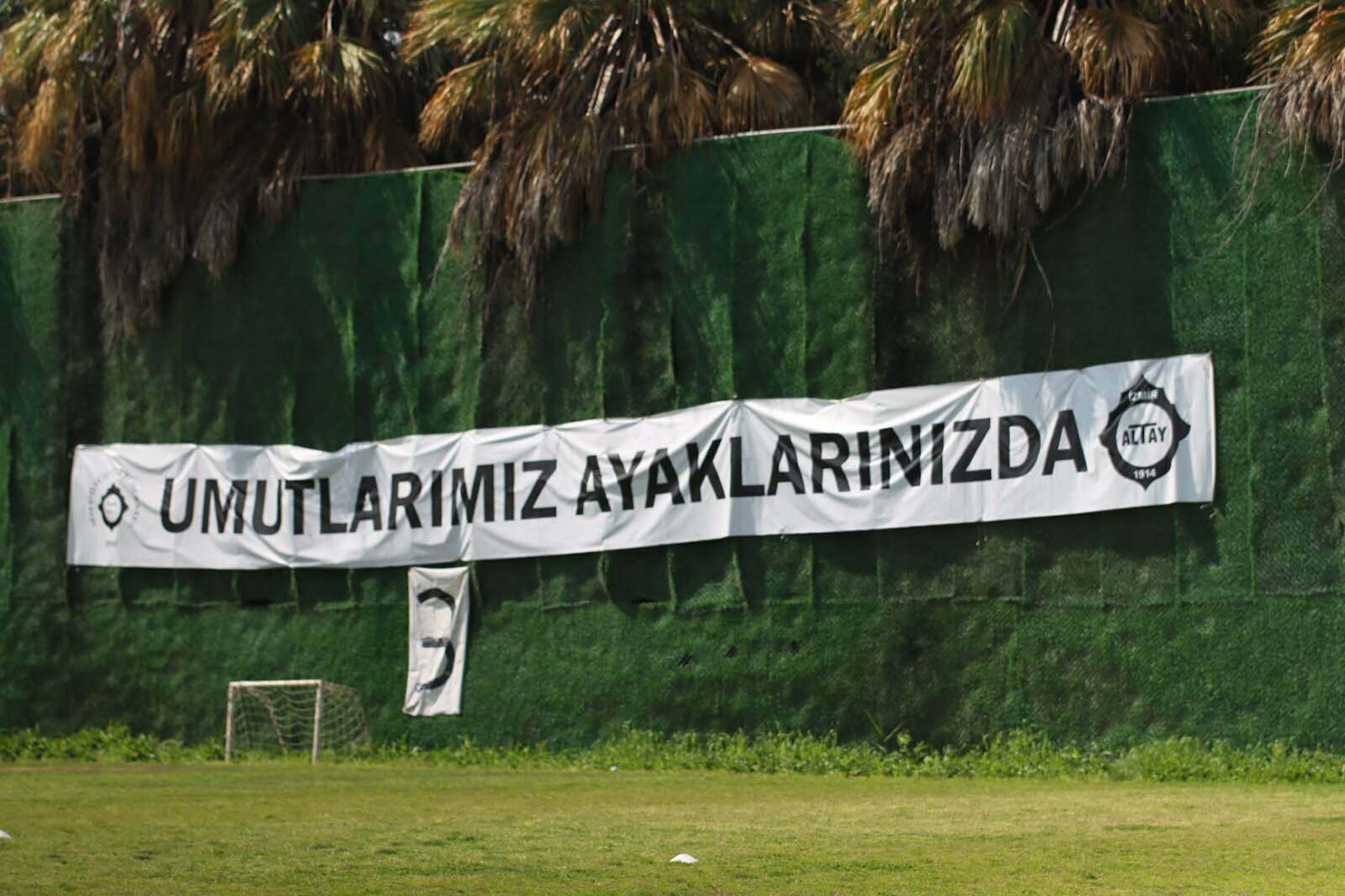 altayda-futbolculara-pankartli-destek-642086-190288.jpg
