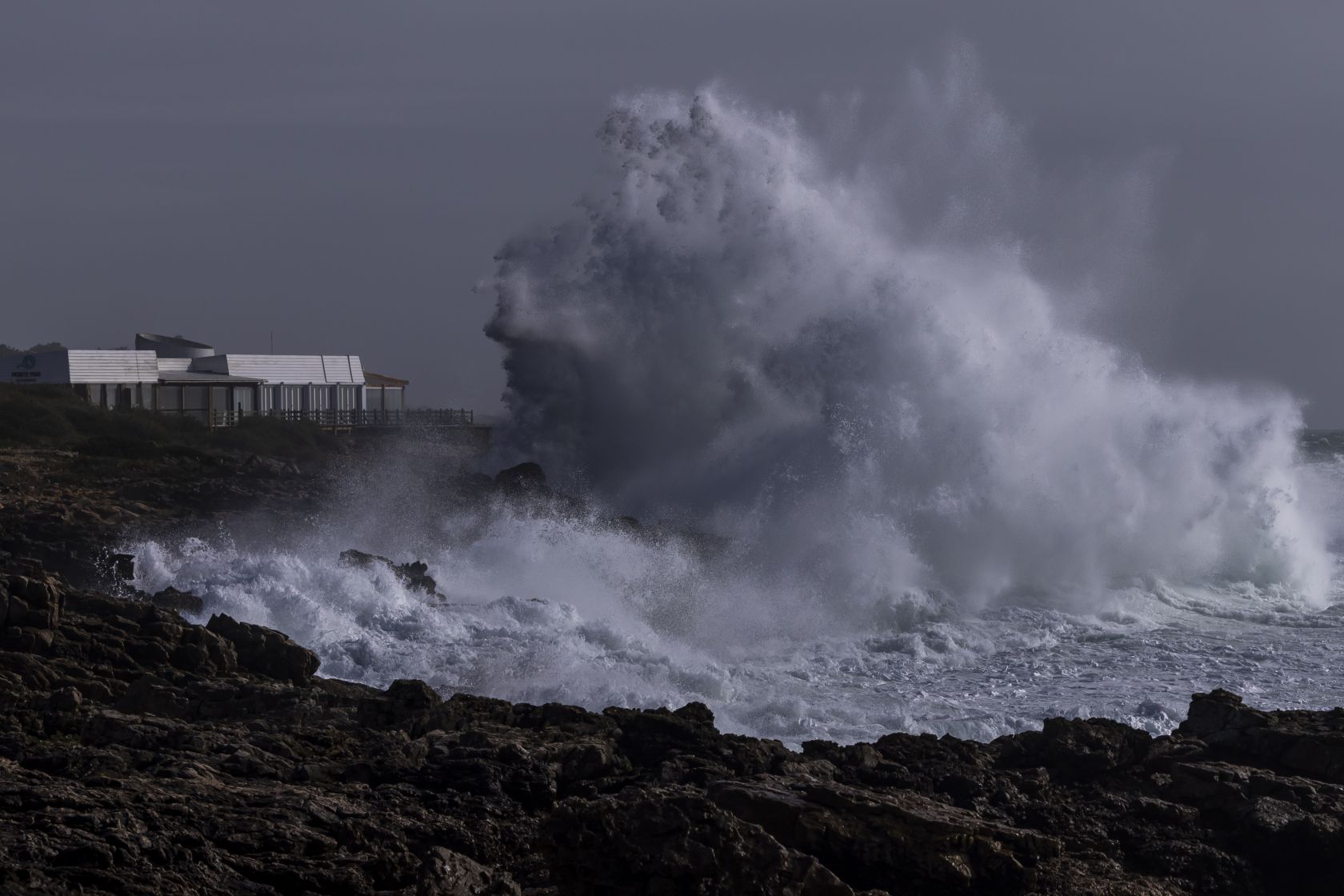 weather-storm-waves-cascais.jpg
