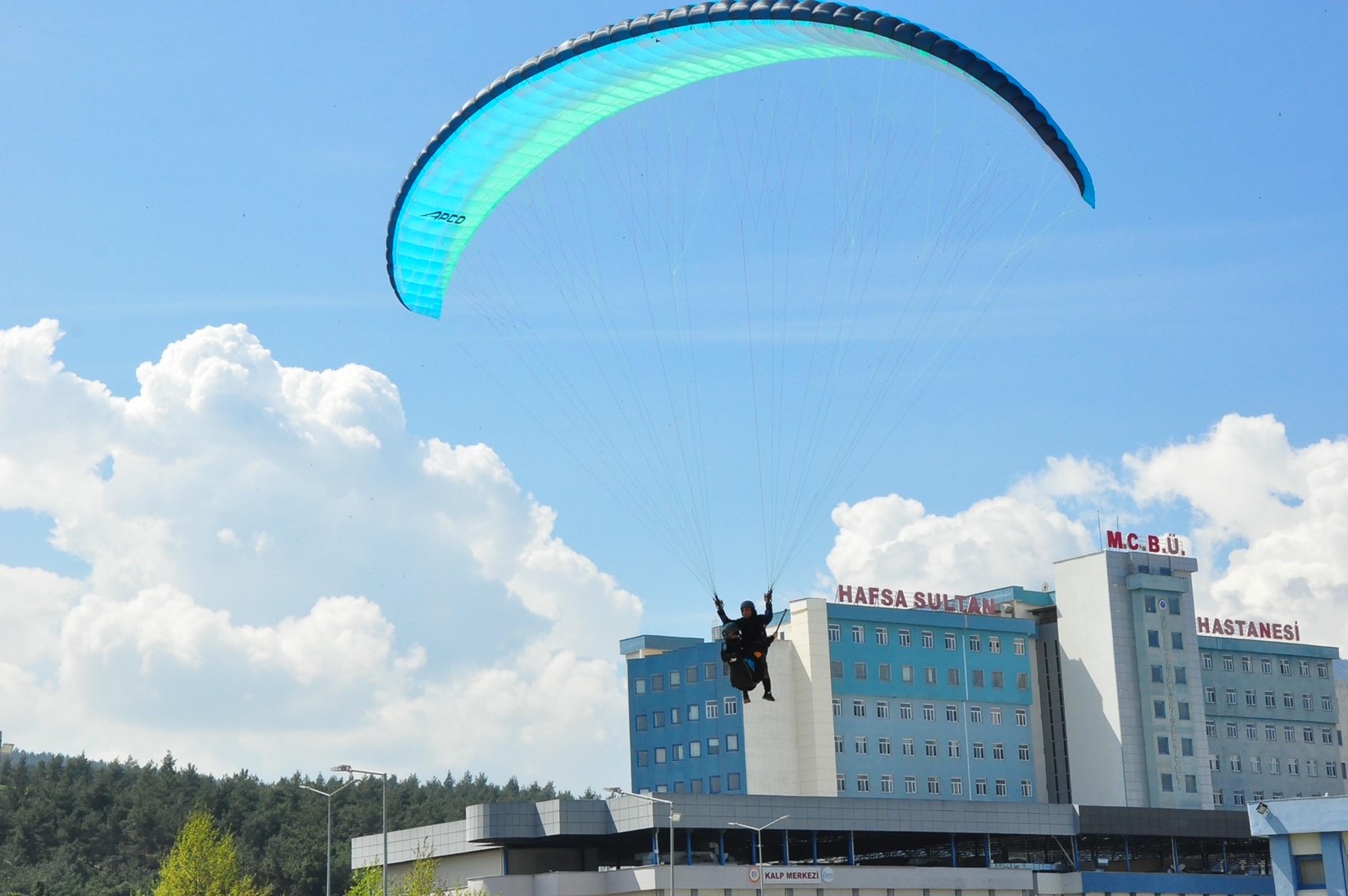 yamac-parasutuyle-ucarken-sac-tirasi-yap-645917-191343.jpg