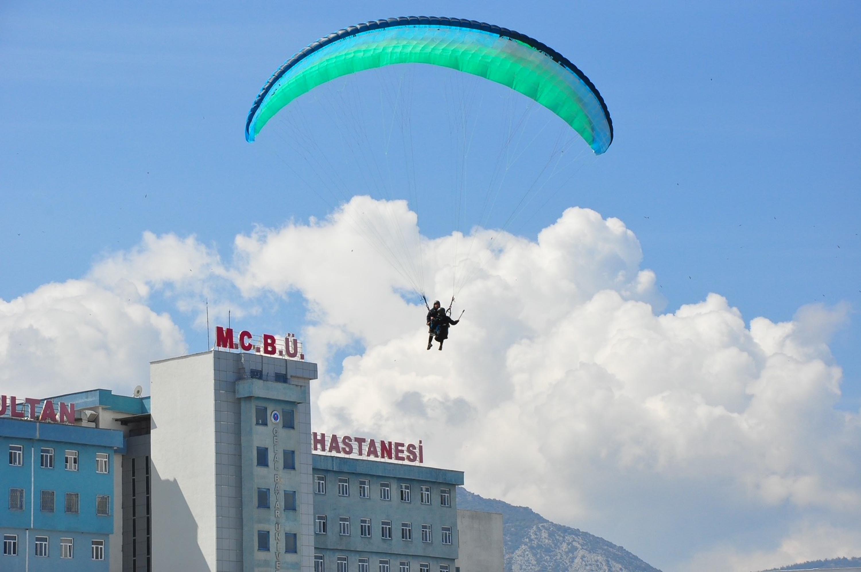 yamac-parasutuyle-ucarken-sac-tirasi-yap-645919-191343.jpg