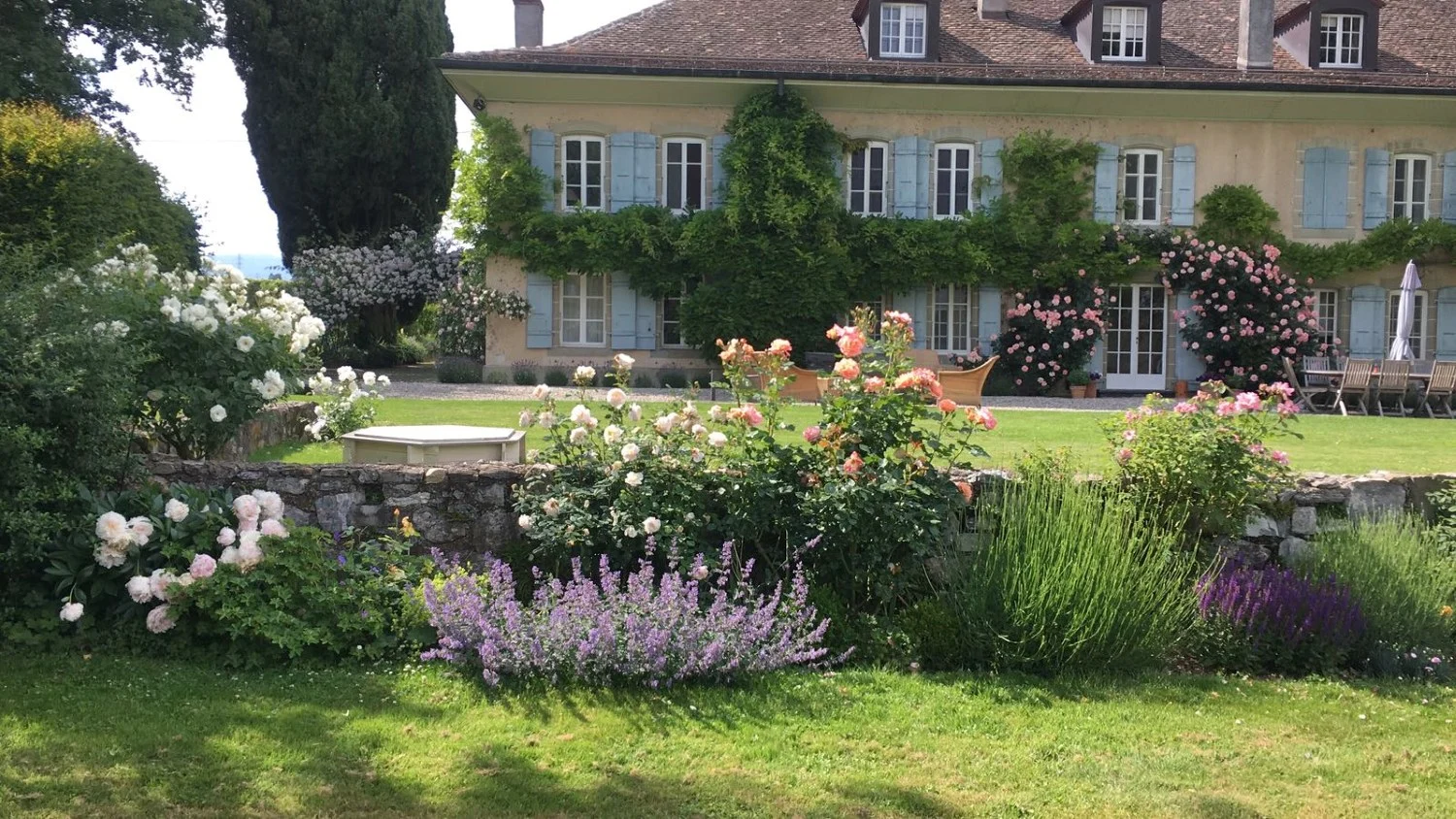 audrey-hepburn-la-paisable-tolochenaz-lausanne-vaud-switzerland-2.webp