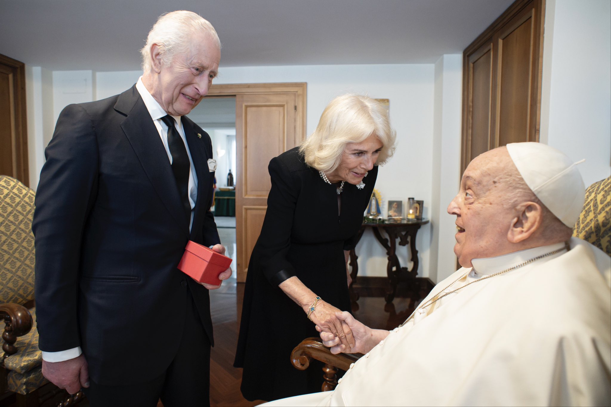 kral-charles-ve-kralice-camilla-papayi-651608-193068.jpg