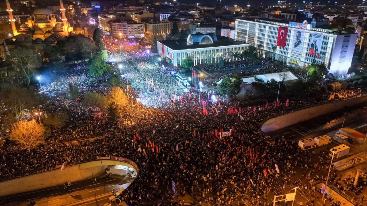 sarachanede-on-binlere-seslenen-ozgur-ozel-bu-miting-degil-bu-fasizme-karsi-meydan-okuma-eylemidir-cgbn.jpg