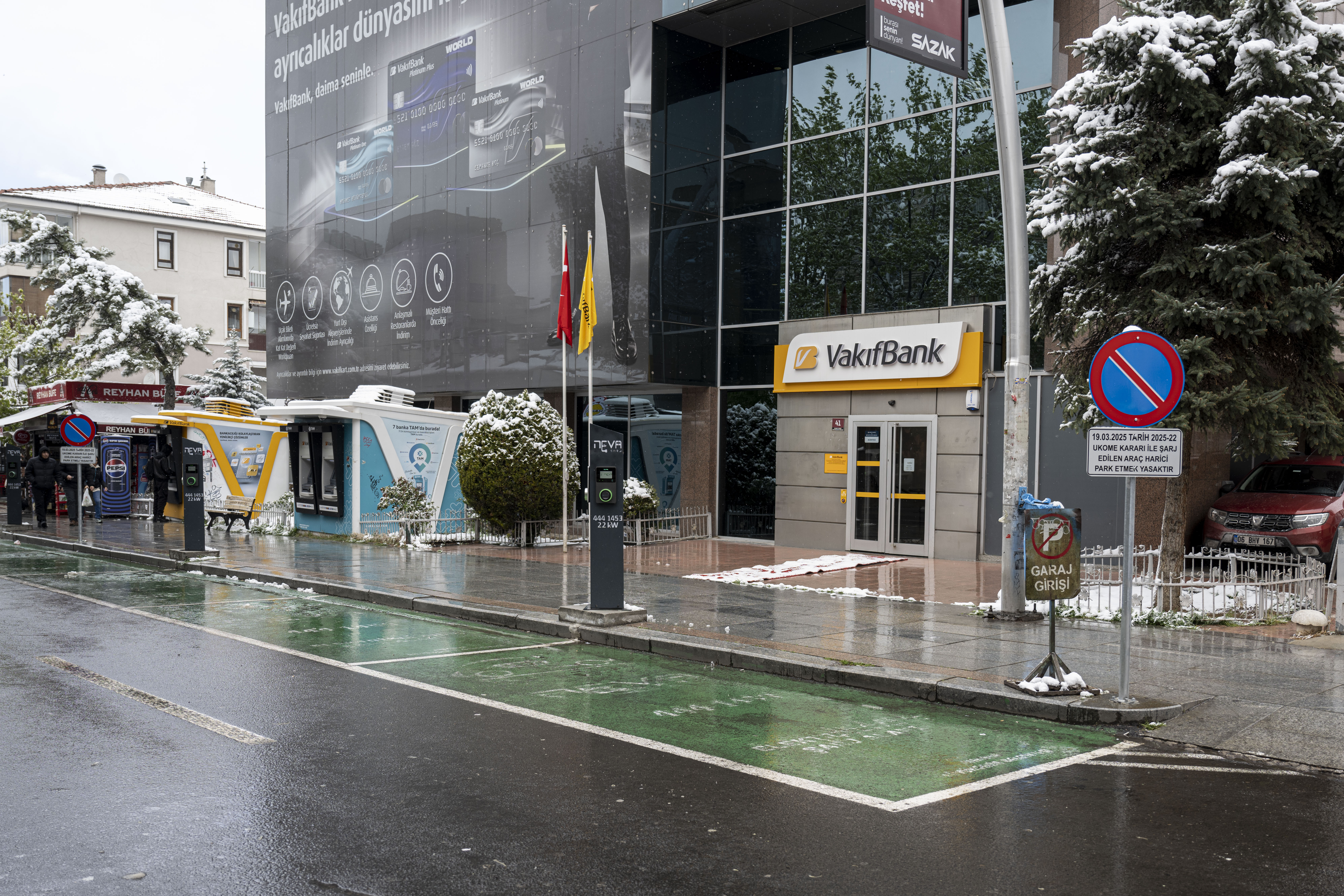 aa-20250411-37602429-37602425-baskentte-bazi-noktalarda-elektrikli-arac-sarj-istasyonlarina-park-yasagi-getirildi.jpg
