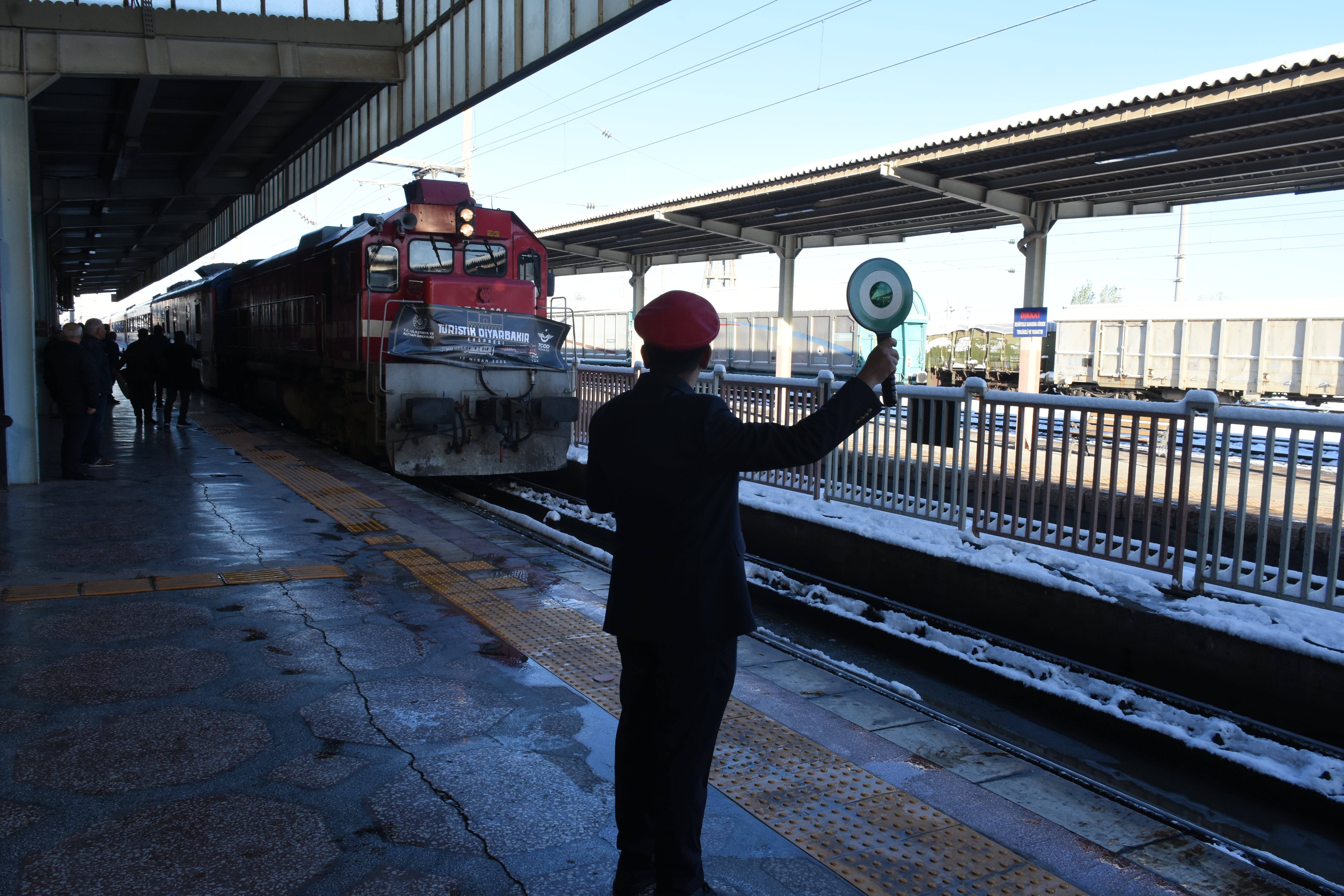 aa-20250412-37608958-37608955-turistik-diyarbakir-ekspresinin-yeni-sezonda-ilk-duragi-malatya-oldu-min.jpg