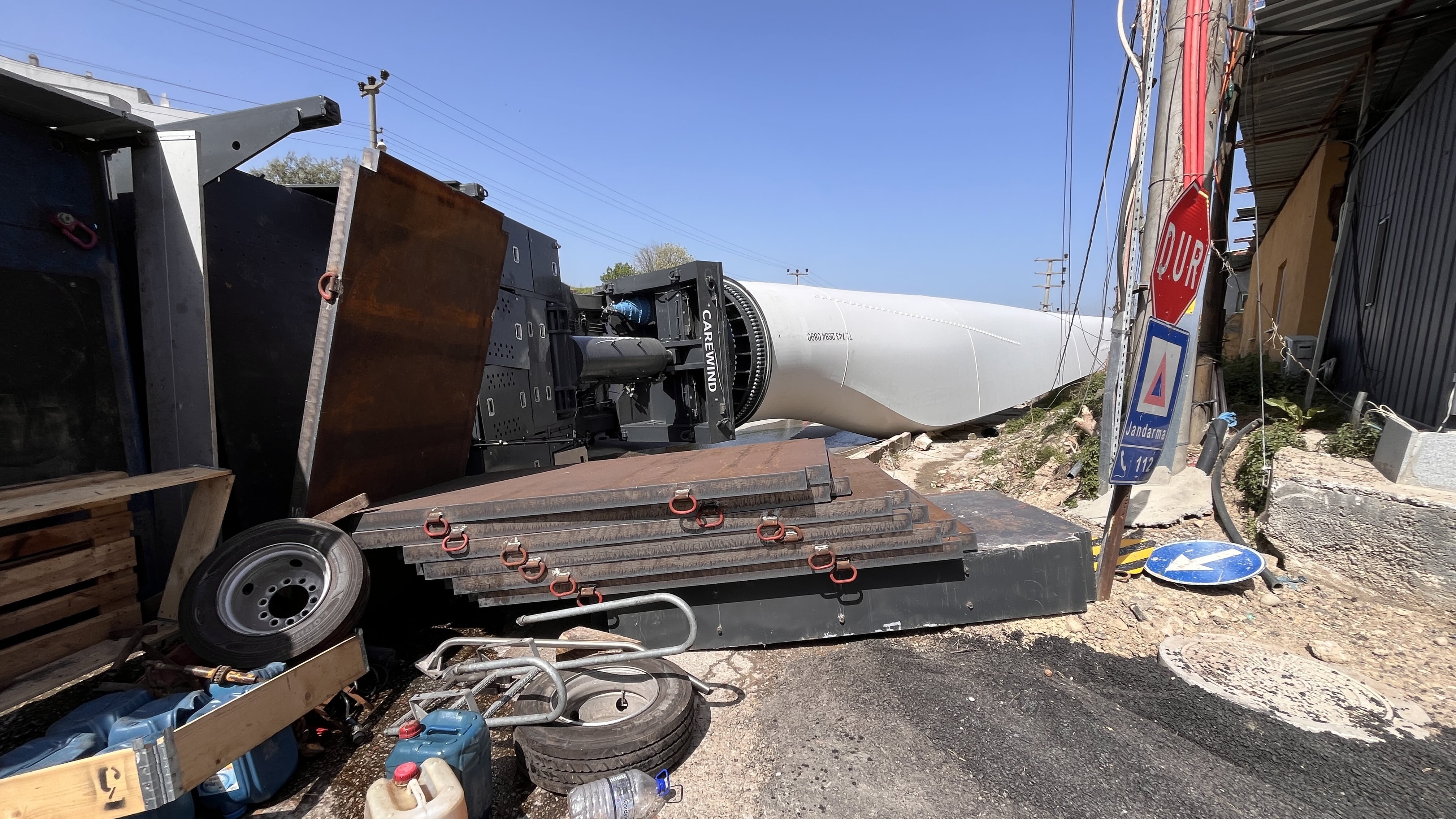aa-20250416-37648331-37648325-canakkalede-ruzgar-turbini-pervanesi-tasiyan-tir-devrildi-min.jpg