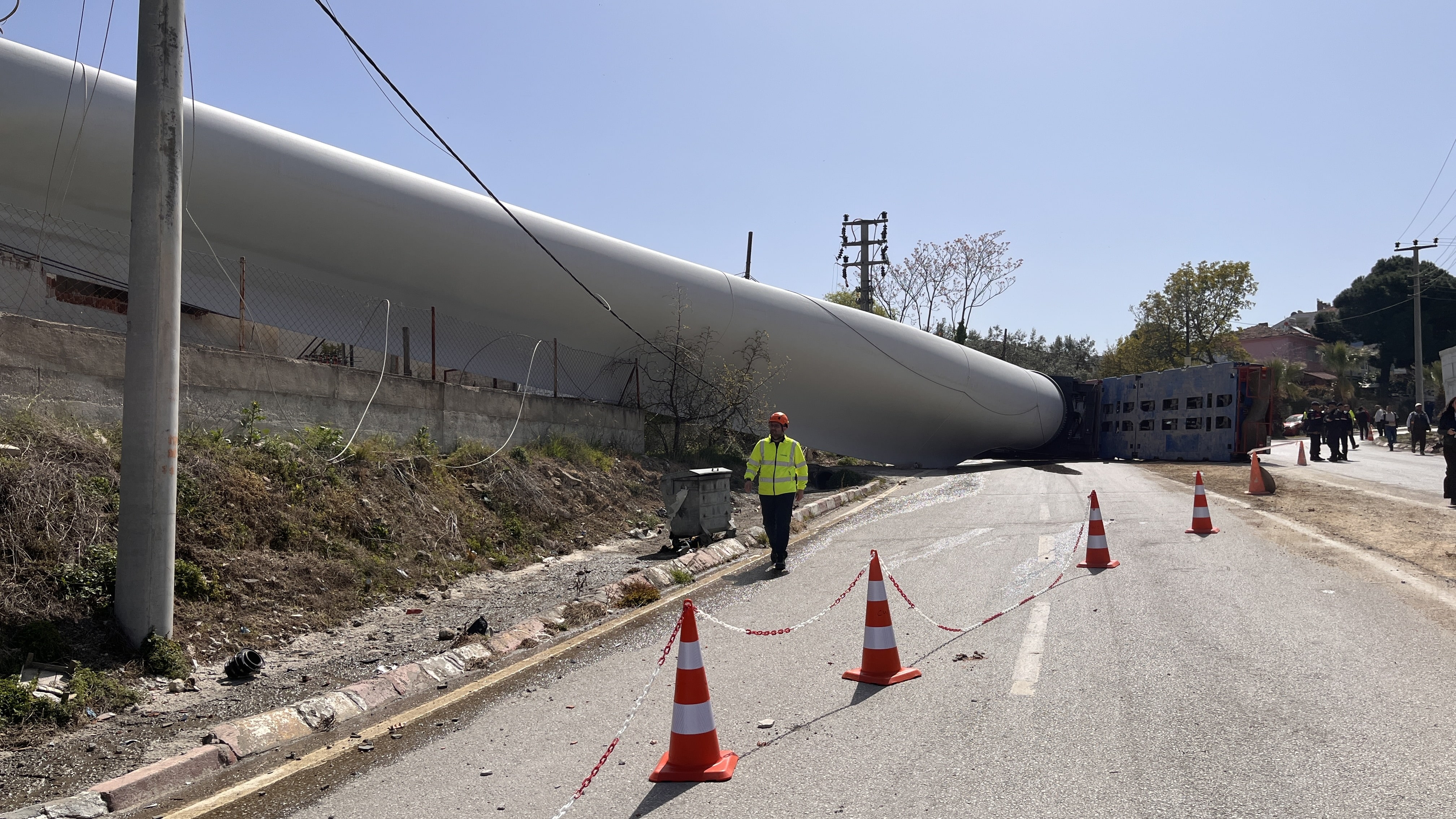 aa-20250416-37648331-37648326-canakkalede-ruzgar-turbini-pervanesi-tasiyan-tir-devrildi-min.jpg