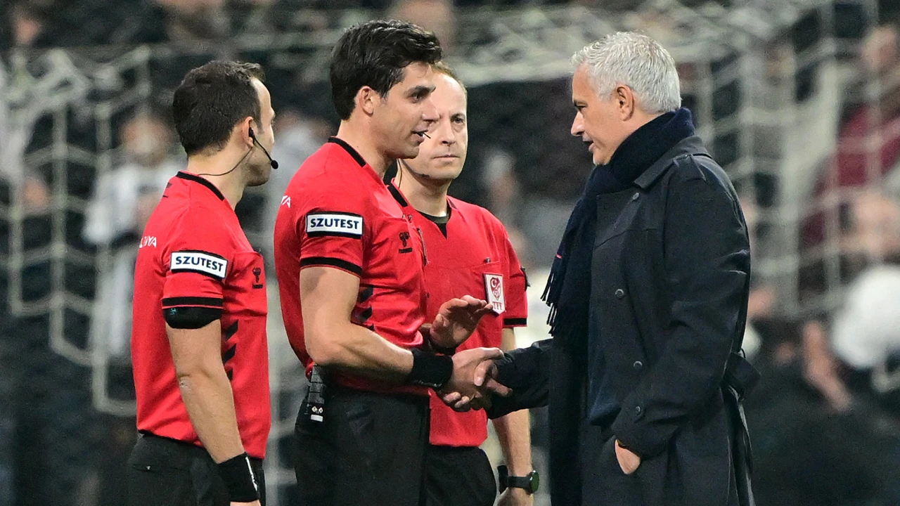 jose-mourinho-derbi-sonrasi-macin-hakemi-mehmet-turkmene-sarildi-3qii.webp