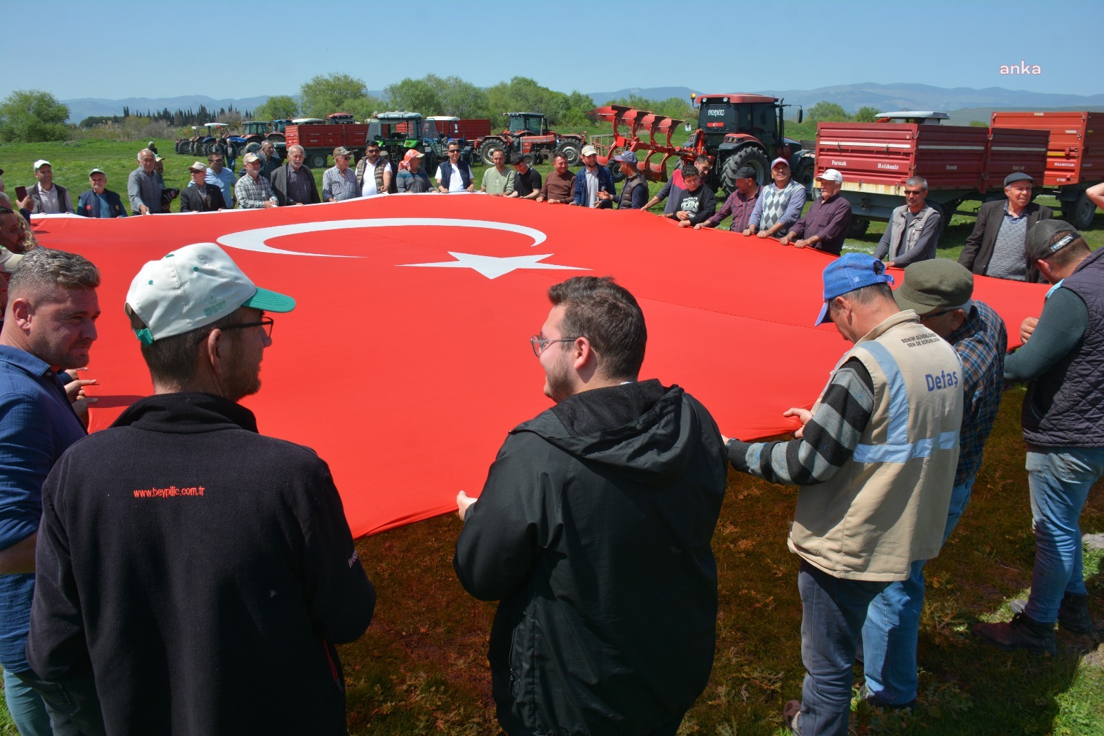 kadikoyluler-traktorlerle-imamoglu-icin-yola-cikti.jpeg