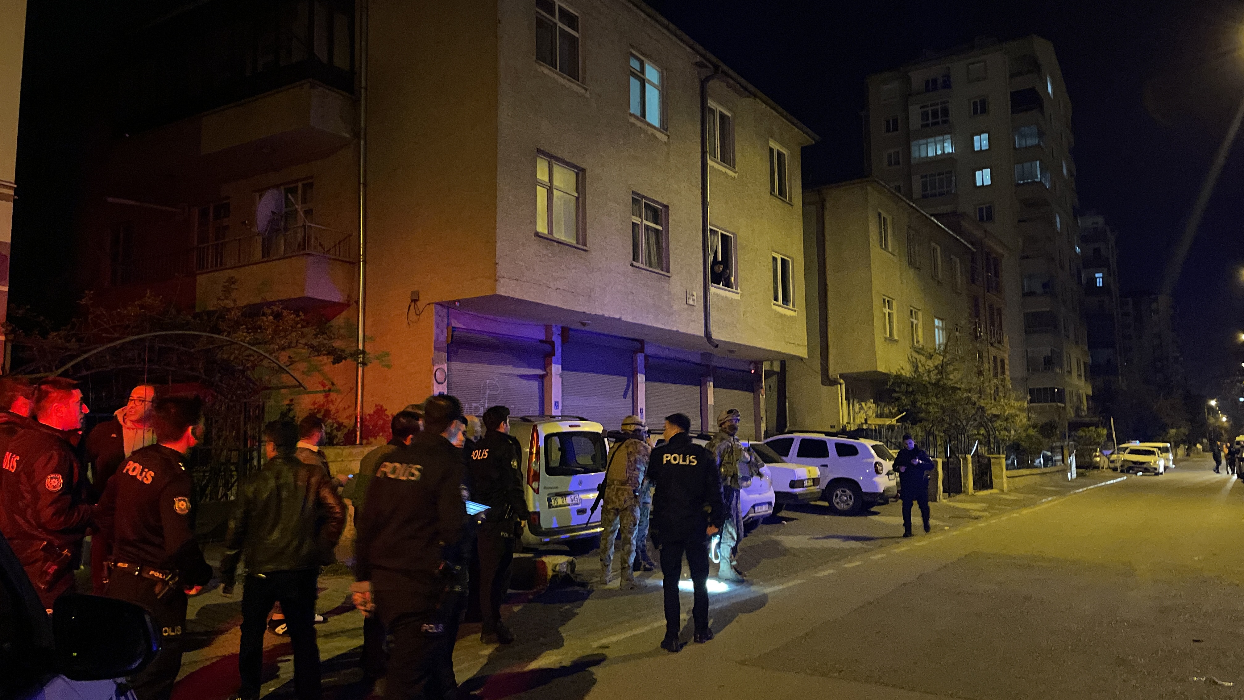 aa-20250418-37665345-37665342-kayseride-kendini-eve-kilitleyen-silahli-kisi-polis-ekiplerince-ikna-edildi.jpg