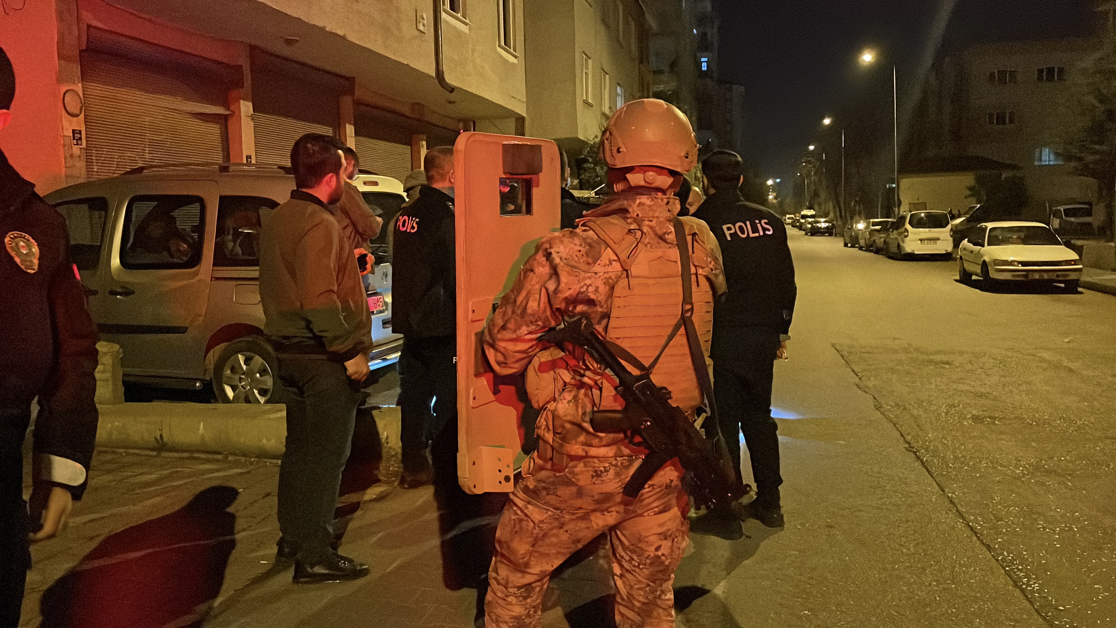 aa-20250418-37665345-37665343-kayseride-kendini-eve-kilitleyen-silahli-kisi-polis-ekiplerince-ikna-edildi.jpg